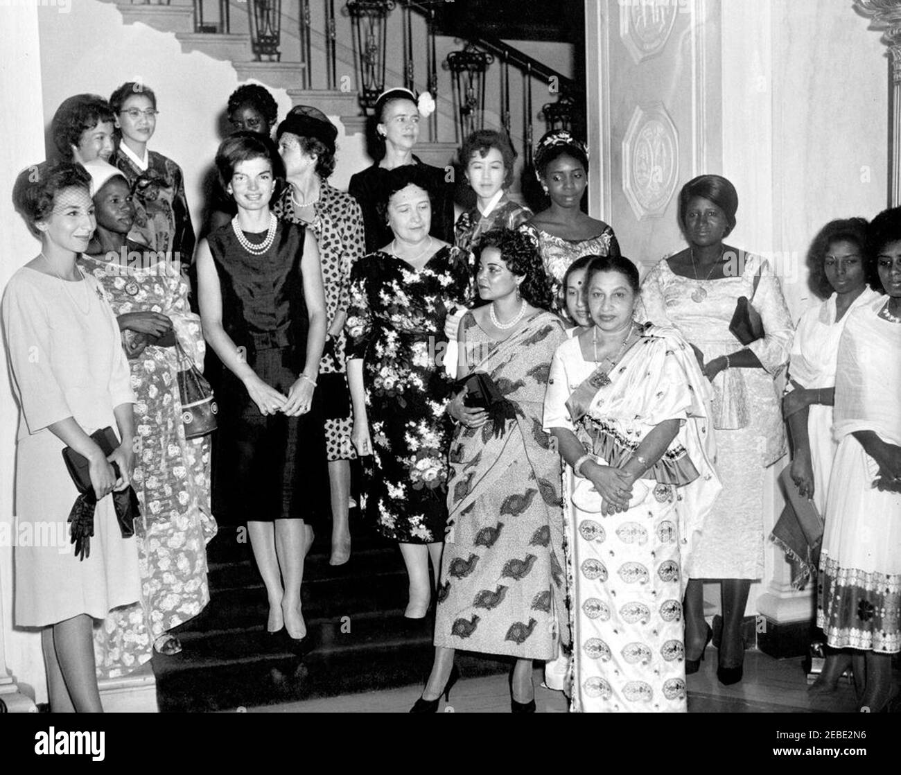 Thé de la première Dame Jacqueline Kennedyu0027s (JBK) pour les épouses de nouveaux ambassadeurs. La première dame Jacqueline Kennedy organise une fête de thé pour les épouses de nouveaux ambassadeurs; les invités posent devant le grand escalier dans le hall d'entrée, Maison Blanche, Washington, D.C. les invités incluent: Neila Zouiten Bourguiba (épouse de l'Ambassadeur Habib Bourguiba, Jr. De Tunisie); Mme Fru00e9du00e9ric Guirma de la haute-Volta; Mme Sergio Fenoaltea (Italie); Helena Drozniak (épouse de l'Ambassadeur Edward Drozniak (Pologne)); Mme Michel Gallin-Douathe (République centrafricaine); Seelawathie Rambukwella Gopallawa (épouse de l'Ambassadeur Wi Banque D'Images