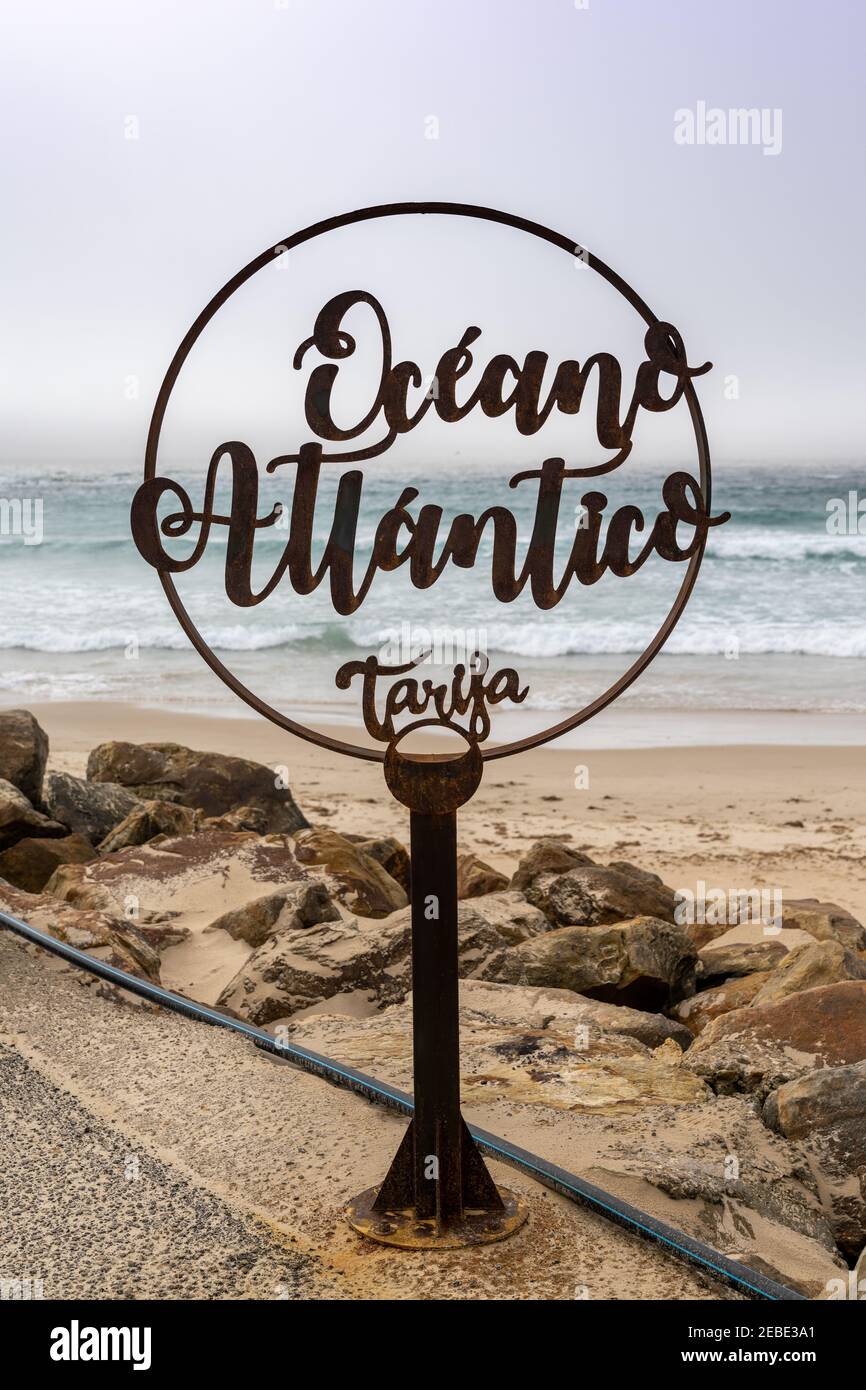 Panneau métallique sur l'île de Palomas à Tarifa avec l'Atlantique L'océan derrière Banque D'Images