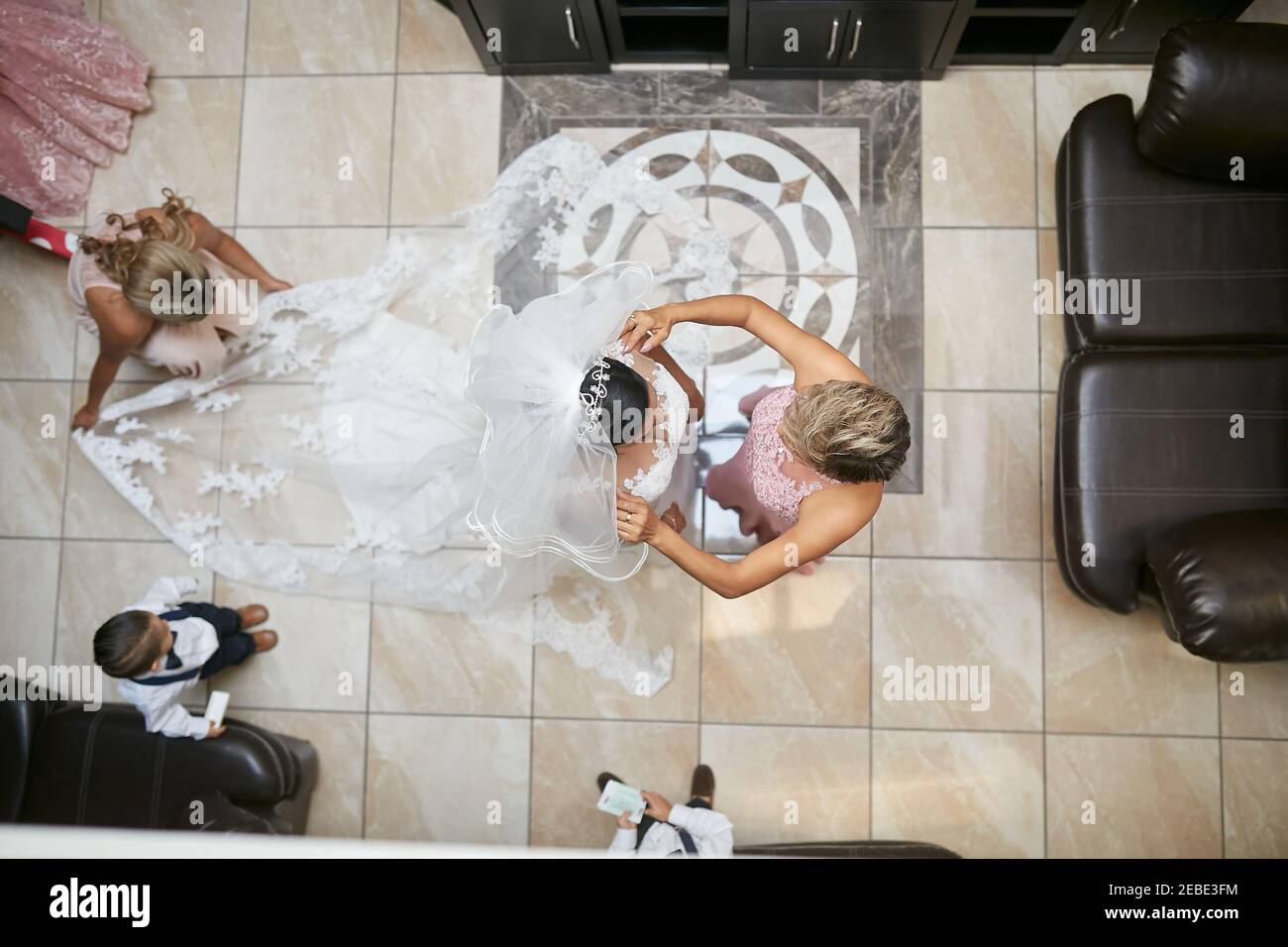 Mariée et sa mère se prépare pour le mariage Banque D'Images