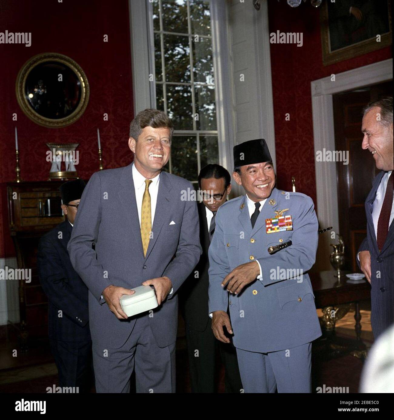 Déjeuner en l'honneur de Sukarno, Président de l'Indonésie, et de Modibo Keu00efta, Président du Mali, 13:10. Le Président John F. Kennedy est accompagné du Président de l'Indonésie Ahmed Sukarno dans la salle rouge de la Maison Blanche à Washington (D.C.), le Président Kennedy; le Ministre des affaires étrangères de l'Indonésie, M. Subandrio; le Président Sukarno; le sous-Secrétaire d'État, Chester Bowles. Banque D'Images