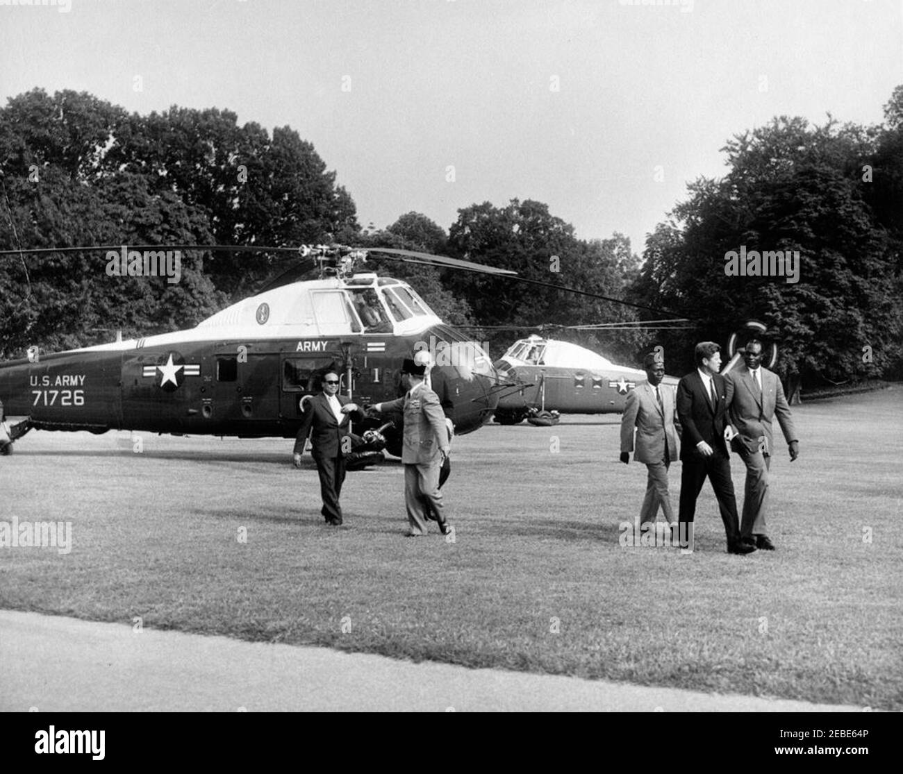 Rencontre avec Sukarno, Président de l'Indonésie, et Modibo Keu00efta, Président du Mali, 4 h 05. Le Président John F. Kennedy marche avec des représentants de la Conférence des nations non alignées de Belgrade sur la pelouse sud de la Maison Blanche, Washington, D.C. le Président Kennedy marche avec le Président Modibo Keu00efta du Mali; Le secrétaire d'État Dean Rusk marche avec le président indonésien Ahmed Sukarno (à l'abri de la caméra) et le ministre indonésien des Affaires étrangères, M. Subandrio (portant des lunettes de soleil). Banque D'Images