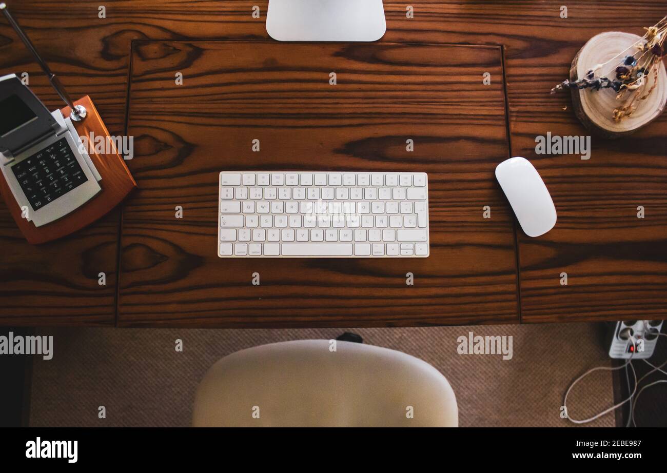 plan de l'ordinateur de table avec souris et clavier sur bois tableau Banque D'Images