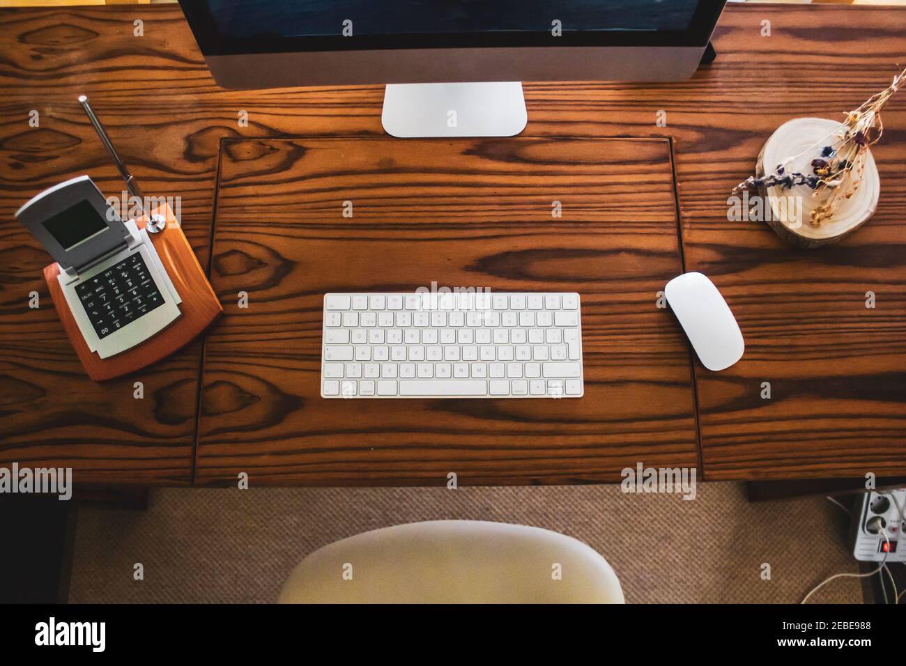 plan de l'ordinateur de table avec souris et clavier sur bois tableau Banque D'Images