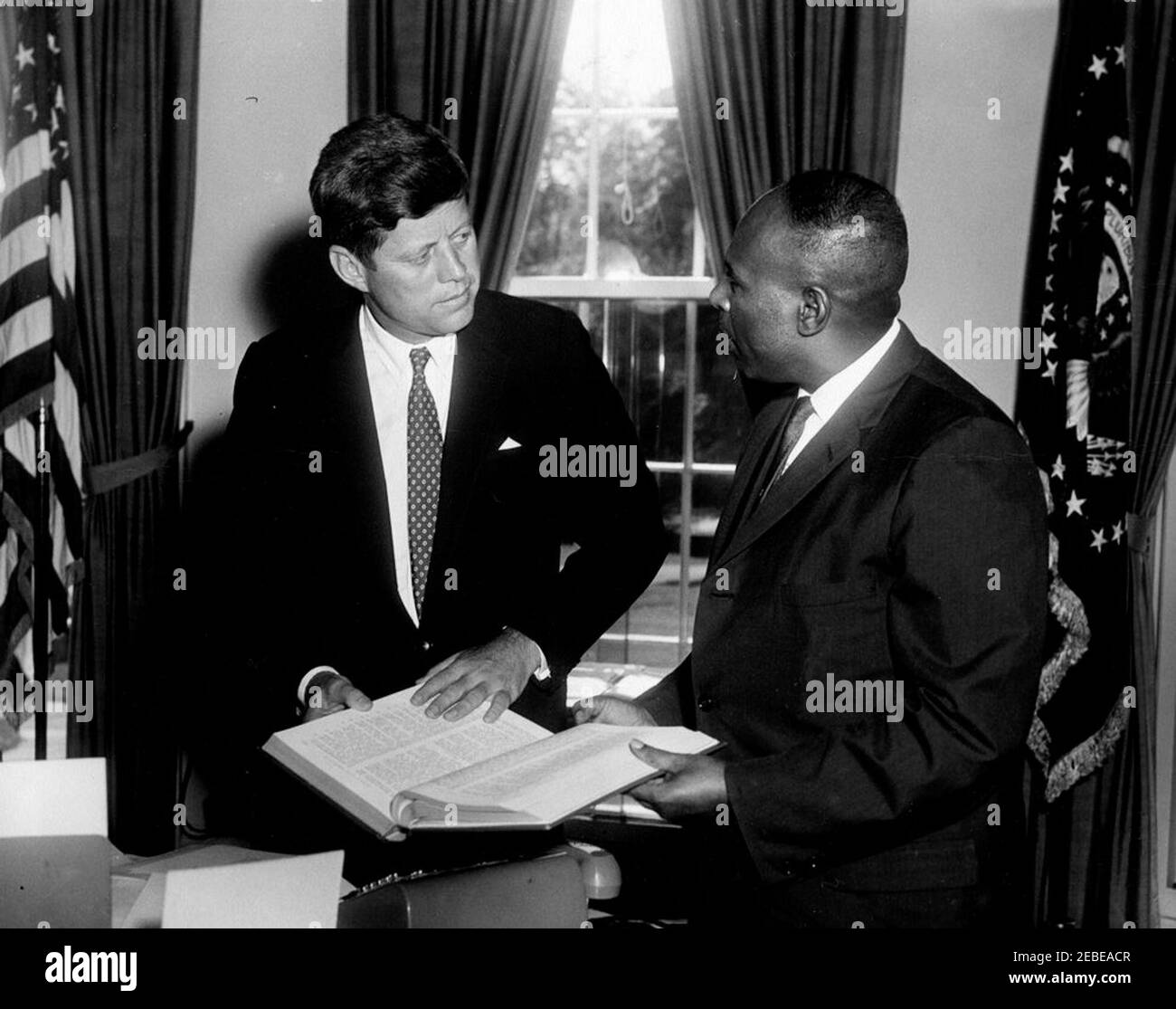 Rencontre avec l'Ambassadeur d'Éthiopie, Berhanu Dinke à 12 h 00. Le  Président John F. Kennedy rencontre l'Ambassadeur d'Éthiopie Berhanu Dinke  dans le Bureau ovale de la Maison Blanche, Washington, D.C. l'Ambassadeur  Dinke,