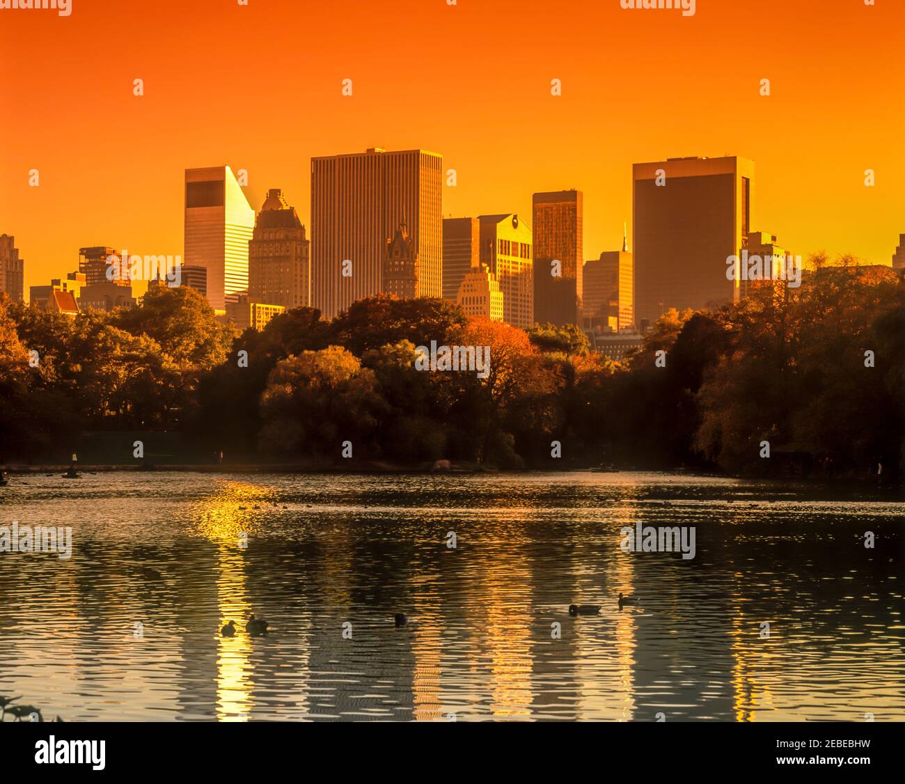 2001 HISTORIQUE MIDTOWN SKYLINE LAKE CENTRAL PARK MANHATTAN NEW YORK VILLE ÉTATS-UNIS Banque D'Images