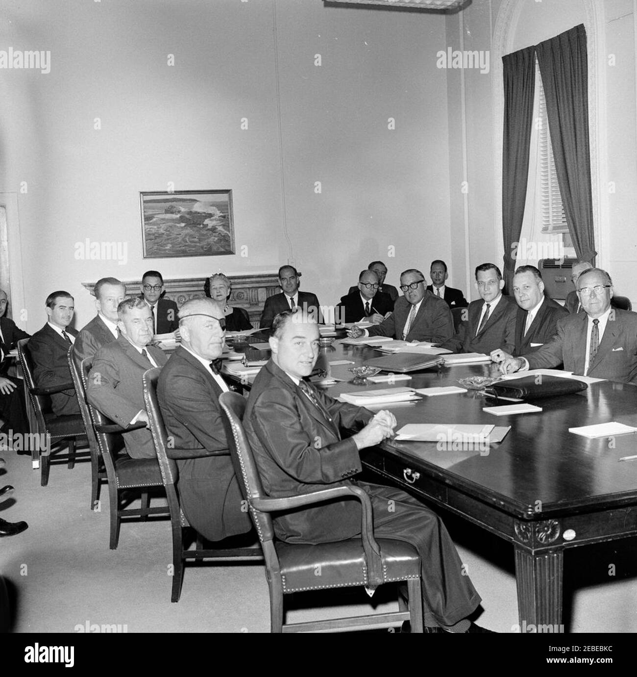 Réunion d'un groupe alimentation pour la paix. Une réunion des responsables de l'alimentation pour la paix dans le bâtiment du Bureau exécutif, Washington, D.C., parmi lesquels le directeur de l'alimentation pour la paix, George McGovern, et les co-présidents du Conseil américain de l'alimentation pour la paix, James Michener et Olive Ewing Clapper. D'autres ne sont pas identifiés. Banque D'Images