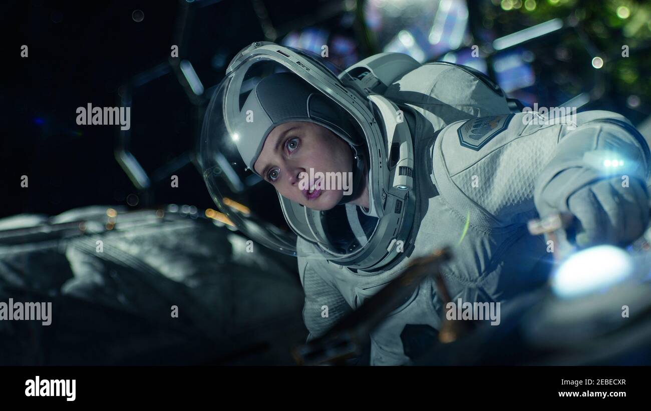 Le ciel de minuit (2020) dirigé par George Clooney et avec Felicity Jones en tant que Sully, l'une des équipes d'astronautes a averti de ne pas retourner sur Terre après une catastrophe mondiale mystérieuse. Banque D'Images