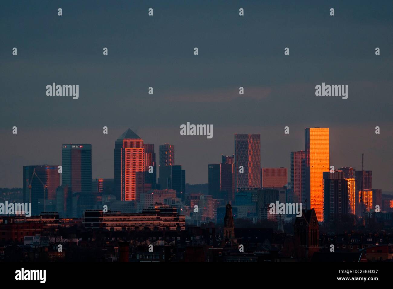Londres, Royaume-Uni. 12 février 2021. Le soleil se couche sur londres comme vu une colline glaciale du Parlement. Il est assez occupé, malgré Lockdown 3, car les gens cherchent de l'air frais et de l'exercice. Crédit : Guy Bell/Alay Live News Banque D'Images