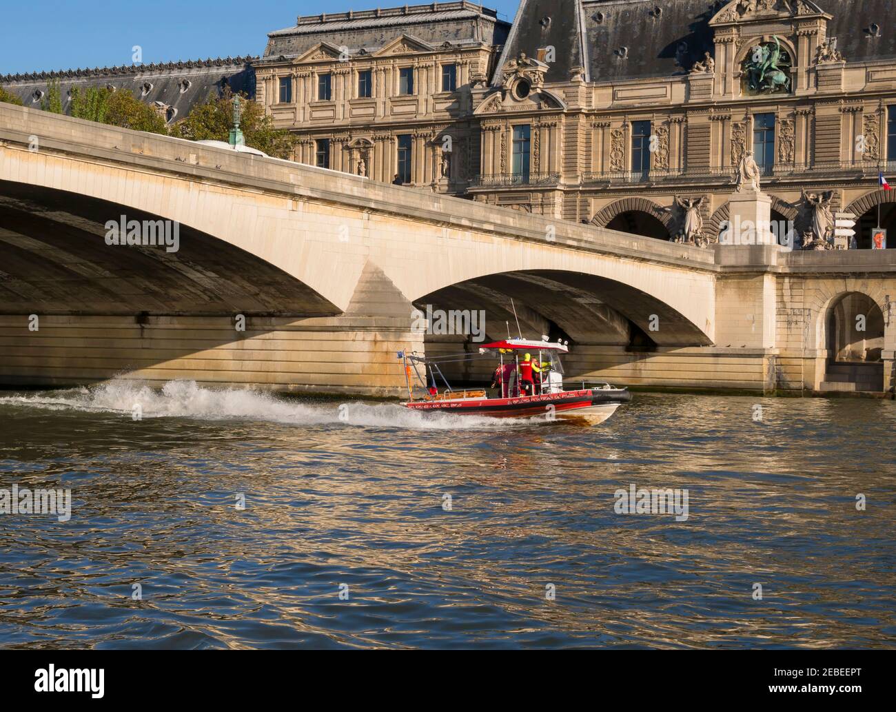 Le bateau de sauvetage du Service des incendies sur la Seine, Paris. Les pompiers sur un bateau de sauvetage pratique sur la Seine en face du Louvre. Banque D'Images