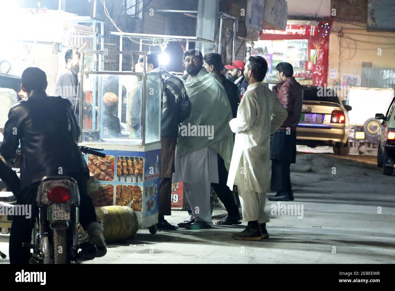 Rawalpindi. 12 février 2021. Les gens se tiennent dans la rue après un tremblement de terre à Rawalpindi, dans la province pakistanaise du Punjab, le 12 février 2021. Un fort tremblement de terre a frappé le Pakistan et le tremblement de terre a été ressenti à Islamabad vendredi fin. Les médias locaux ont déclaré que l'ampleur a été enregistrée à 6.4. Crédit : Ahmad Kamal/Xinhua/Alamy Live News Banque D'Images
