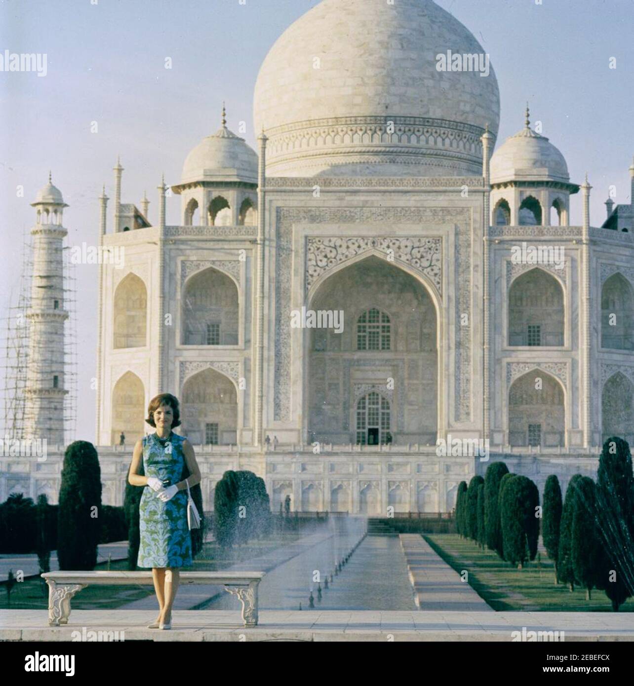Première Dame Jacqueline Kennedyu2019s (JBK) voyage en Inde et au Pakistan: Agra, Uttar Pradesh, Inde, visite au Taj Mahal. La première dame Jacqueline Kennedy visite le Taj Mahal à Agra, Uttar Pradesh, Inde. Banque D'Images