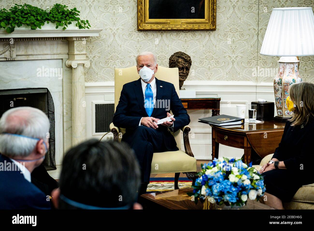 Le président Joe Biden et le vice-président Kamala Harris rencontrent les gouverneurs et les maires dans le bureau ovale de Washington, DC, le vendredi 12 février 2021, pour discuter de la nécessité vitale d'adopter le Plan américain de sauvetage, Qui aura plus de soutien à leurs communautés et à ceux qui sont en première ligne de la lutte contre la COVID-19. Présence : Gouverneur Andrew Cuomo (D-NY) Gouverneur Asa Hutchinson (R-AR) Gouverneur Michelle Lujan Grisham (D-NM) Gouverneur Larry Hogan (R-MD) Maire Keisha lance Bas (D-Atlanta GA) Maire Lamoya Cantrell (D-Nouvelle-Orléans, LA) Maire Mike Duggan (D-Detroit, MI) Maire Francis SUA Banque D'Images