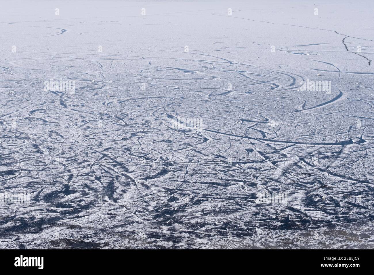Surface d'un lac gelé recouvert de neige et d'un modèle de pistes de patinage Banque D'Images