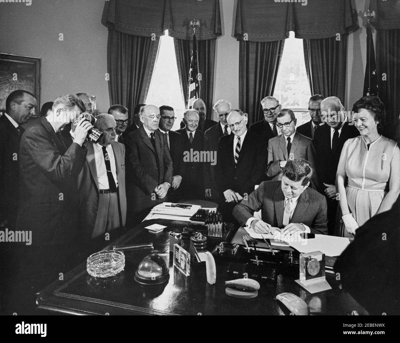 Signature du projet de loi u2013 HR 6713 public Law 87-61 Federal Aid Highway Act, 10:17AM. Le président John F. Kennedy signe le H.R. 6713 public Law 87-61 Federal Aid Highway Act, modifiant certaines lois et d'autres dispositions relatives au programme fédéral d'autoroutes. (G-D) membre du Congrès Robert E. Jones (Alabama), homme non identifié, sénateur John Sherman Cooper (Kentucky), membre du Congrès Noah M. Mason (Illinois), membre du Congrès Gordon H. Scherer (Ohio), membre du Congrès Thomas J. Ou2019Brien (Illinois), membre du Congrès Wilbur Mills (Arkansas), sénateur Harry F. Byrd (Virginie), sénateur Robert Kerr (Oklahoma), membre du Congrès John McCor (Oklahoma) Banque D'Images