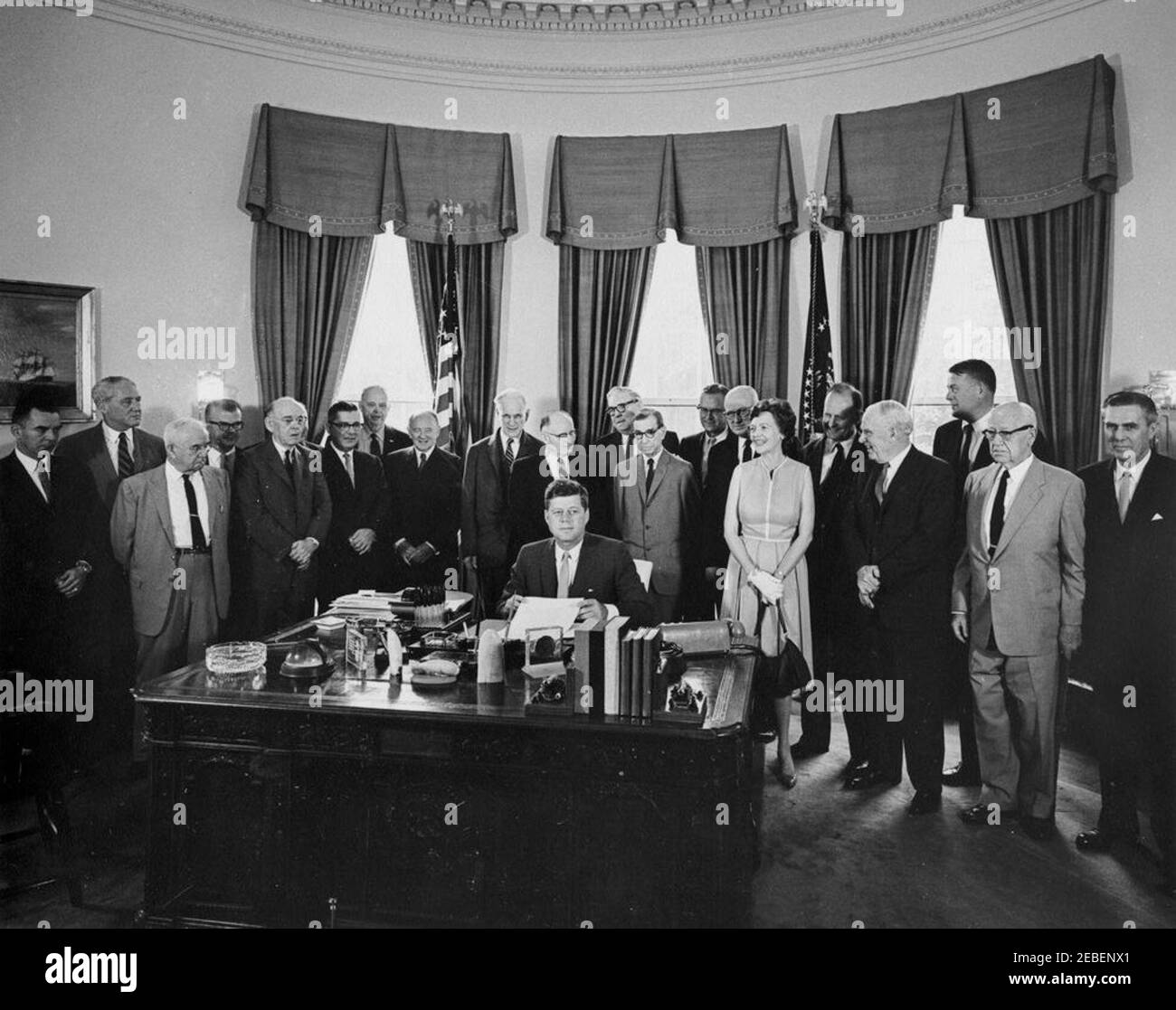 Signature du projet de loi u2013 HR 6713 public Law 87-61 Federal Aid Highway Act, 10:17AM. Le président John F. Kennedy se prépare à signer la Loi fédérale de 6713 sur l'autoroute de l'aide publique de 87-61, qui modifie certaines lois et d'autres dispositions relatives au programme de l'autoroute fédérale. (G-D) le député John W. Byrnes (Wisconsin), le sénateur John Sherman Cooper (Kentucky), le député Noah M. Mason (Illinois), le député Gordon H. Scherer (Ohio), le député Thomas J. Ou2019Brien (Illinois), le député Wilbur Mills (Arkansas), le sénateur Robert Kerr (Oklahoma), le sénateur Harry Byrd (Virginie), le député John F. Cormack (Arkansas) Banque D'Images
