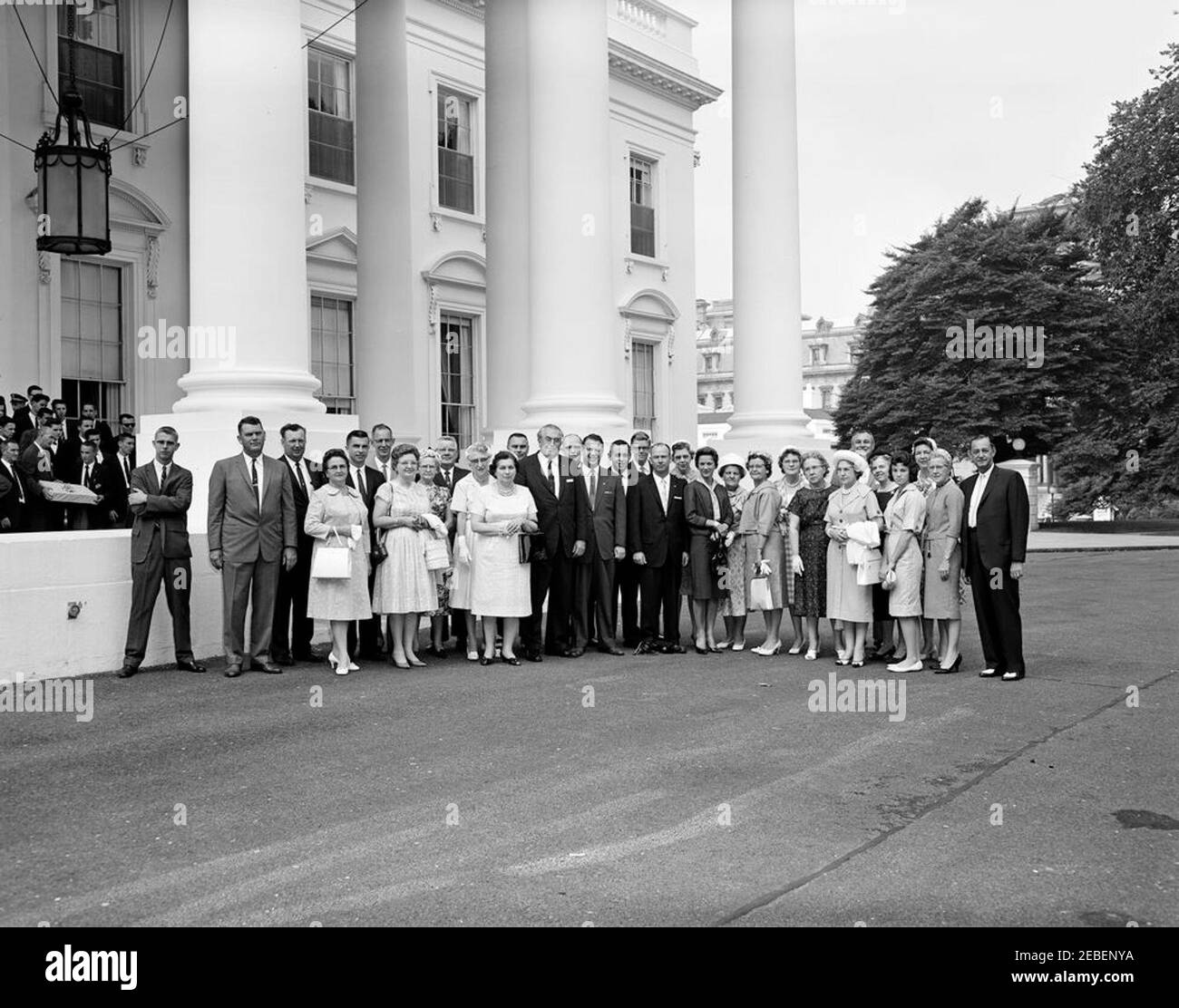 Le sénateur Vance Hartke et le représentant Winfield K. Denton, de l'Indiana, avec un groupe à la Maison Blanche. Le sénateur Vance Hartke (au milieu, portant des lunettes et un costume léger) et le représentant Winfield K. Denton (debout à gauche du sénateur Hartke, portant des lunettes et un costume sombre), tous deux de l'Indiana, avec un groupe de tournée. Le groupe des explorateurs Boy Scouts of America (avec l'assistant spécial du président Dave Powers, tenant un cadeau emballé) est à l'extrême gauche de la photographie. North Front, Maison Blanche, Washington, D.C. Banque D'Images