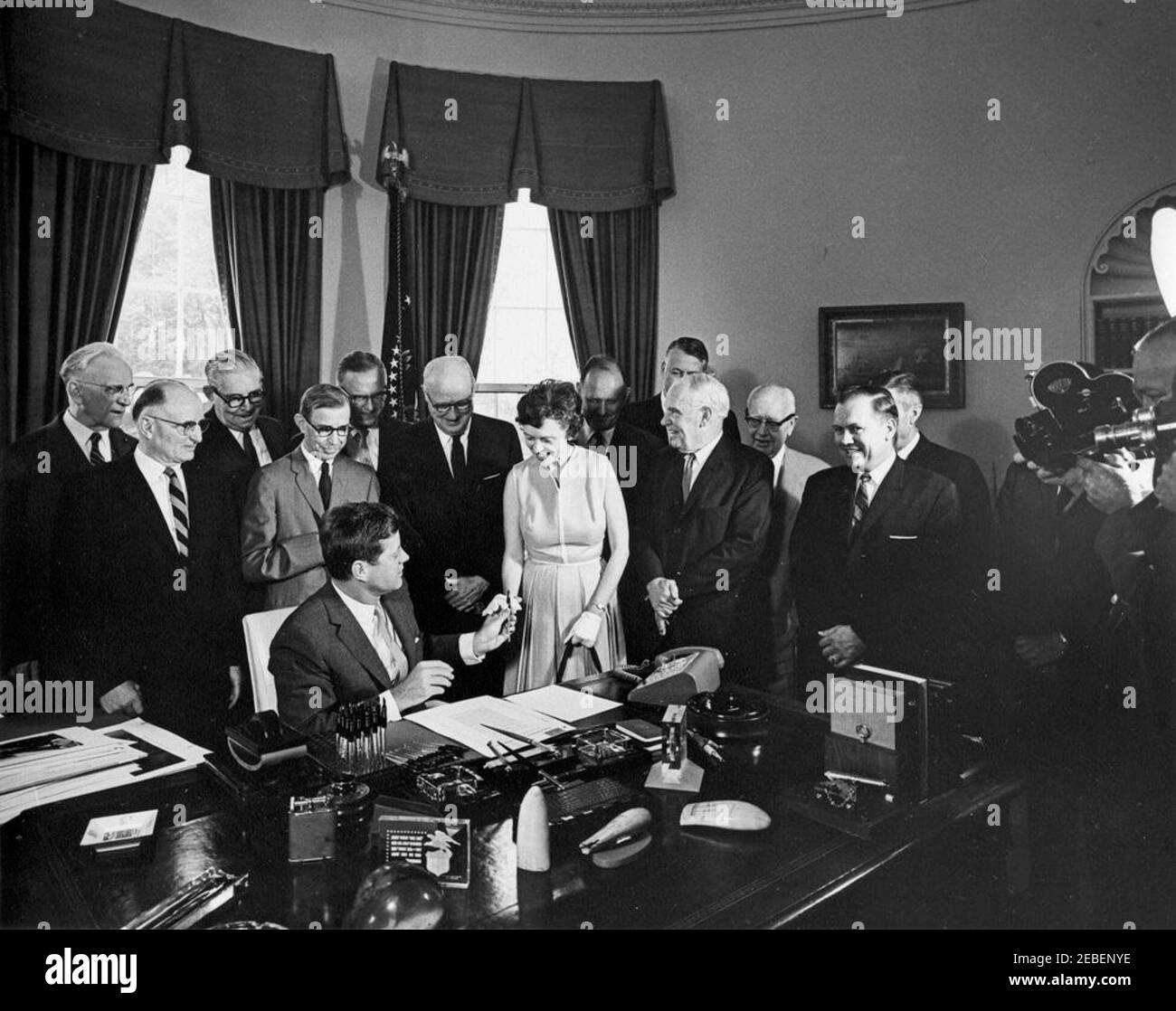 Signature du projet de loi u2013 HR 6713 public Law 87-61 Federal Aid Highway Act, 10:17AM. Le président John F. Kennedy remet un stylo au sénateur Maurine Neuberger (Oregon) après avoir signé le H.R. 6713 public Law 87-61 Federal Aid Highway Act, modifiant certaines lois et d'autres dispositions concernant le programme fédéral d'autoroutes. (G-D) membre du Congrès John McCormack (Massachusetts), sénateur Francis case (Dakota du Sud), sénateur Pat McNamara (Michigan), sénateur Dennis Chu00e1vez (Nouveau-Mexique), président Kennedy (assis à son bureau), membre du Congrès John A. Blatnik (Minnesota), membre du Congrès George H. Fallon (Maryland), sénateur Neuberger, Banque D'Images