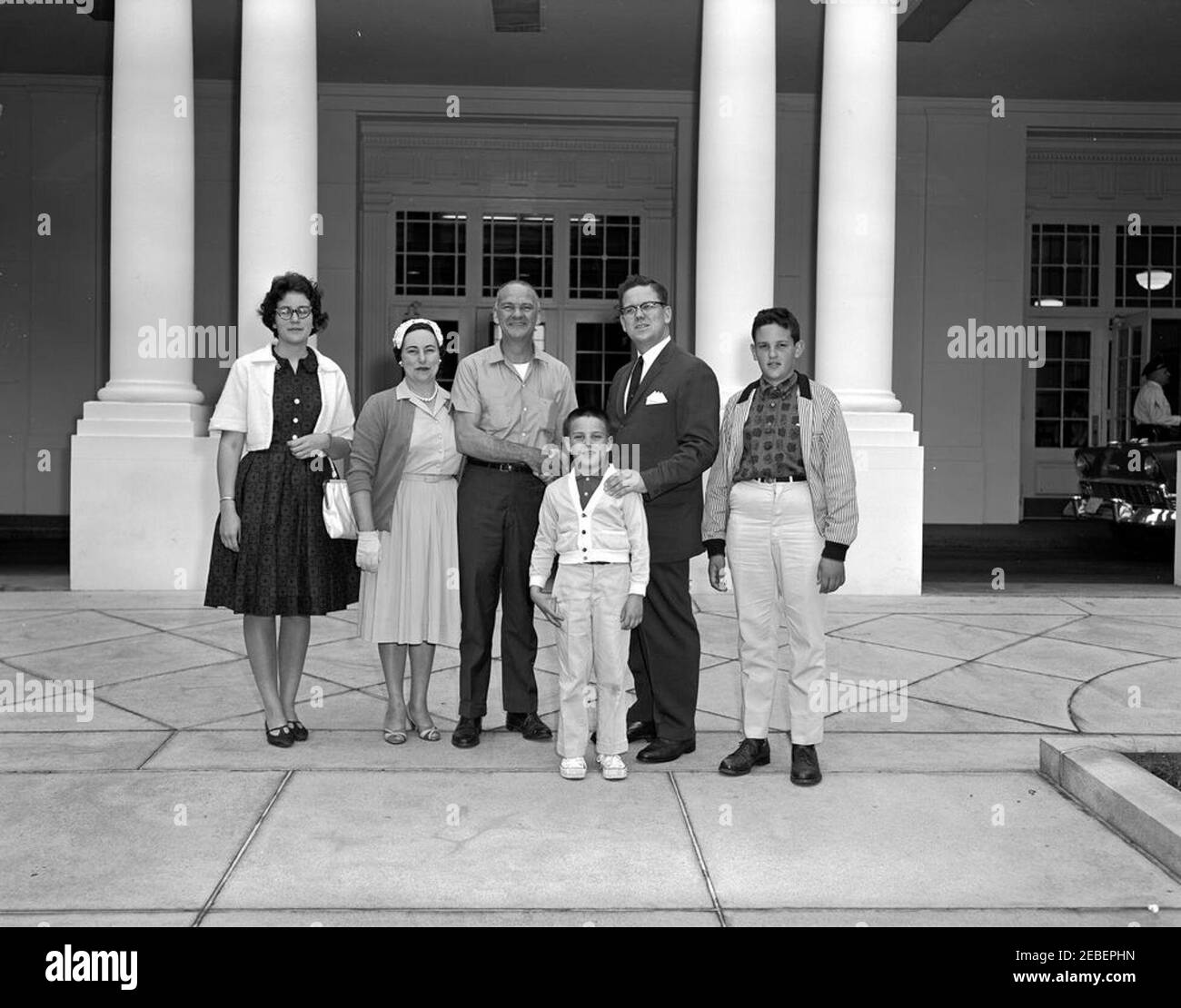 L'adjoint présidentiel John J. McNally avec le sénateur d'État Paul Benoit (Massachusetts). L'adjoint présidentiel John J. u201cJacku201d McNally avec le sénateur de l'État du Massachusetts Paul Benoit et sa famille. (G-D) Mary Benoit, Florence Benoit, le sénateur Benoit et John J. u201cJacku201d McNally. Les deux garçons sont Pierre Benoit et Paul Benoit. Entrée de l'aile est, Maison Blanche, Washington, D.C. Banque D'Images