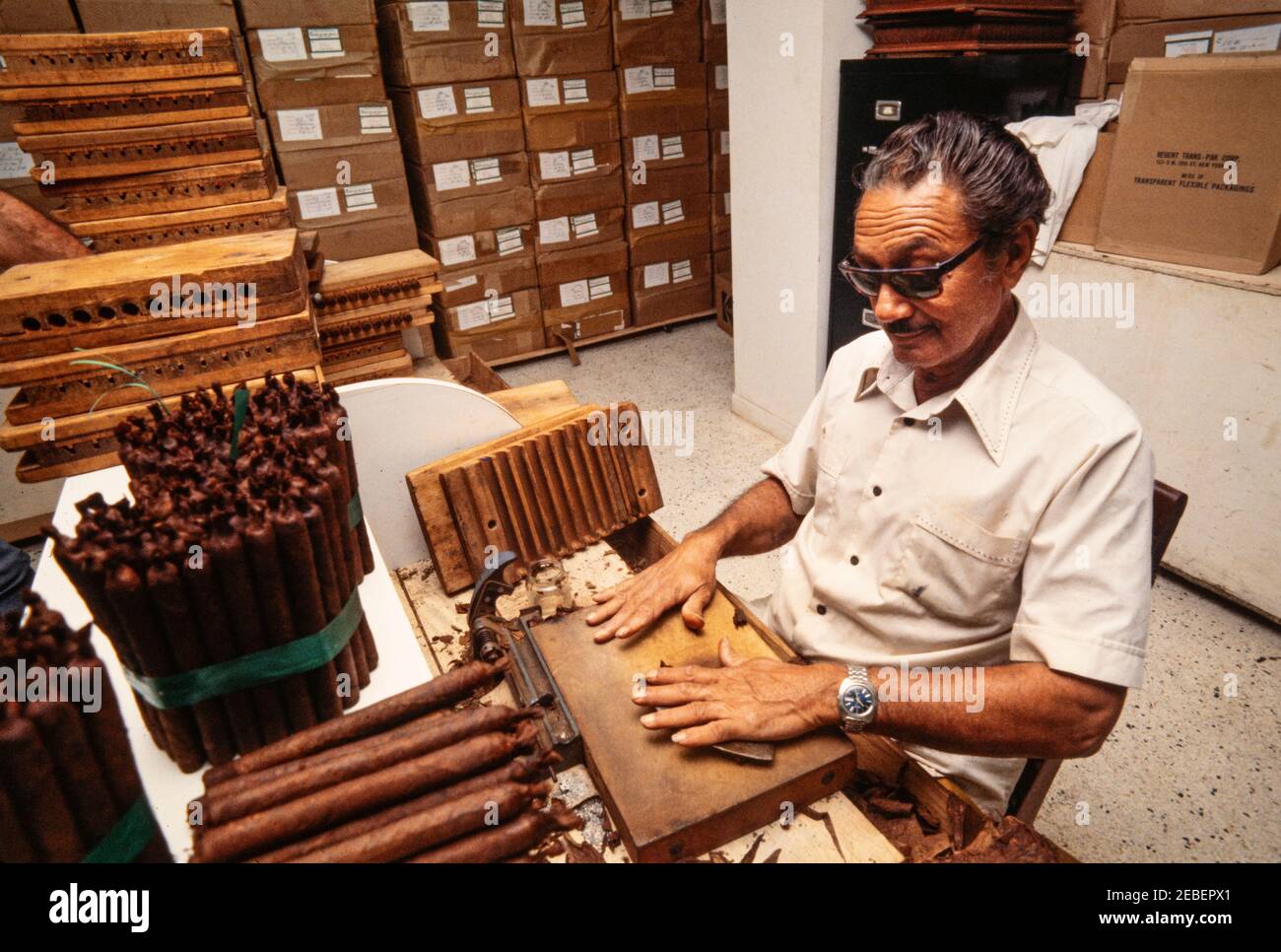 Ex Pat travailleurs cubains à la Padron Cigar Co. À Miami, Floride cigares roulés à la main fabriqués avec du tabac de semence nicaraguayen. 1979. Banque D'Images