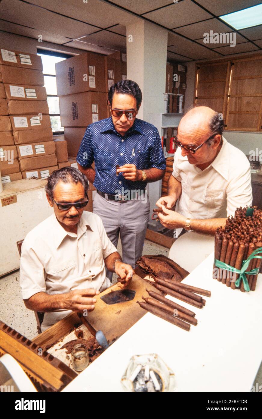 Ex Pat travailleurs cubains à la Padron Cigar Co. À Miami, Floride cigares roulés à la main fabriqués avec du tabac de semence nicaraguayen. 1979. Banque D'Images