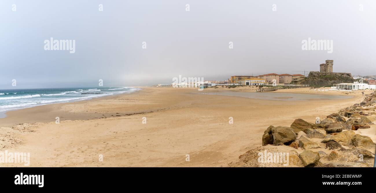 Vue sur la plage de Los Lances dans le centre-ville de Tarifa Sur le détroit de Gibraltar Banque D'Images