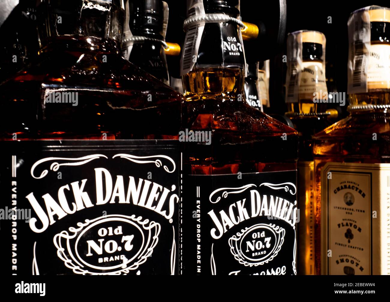 Le whisky Jack Daniel sur la tablette du magasin. Jack Daniel's est une marque de whisky du Tennessee et le whisky américain le plus vendu au monde Banque D'Images