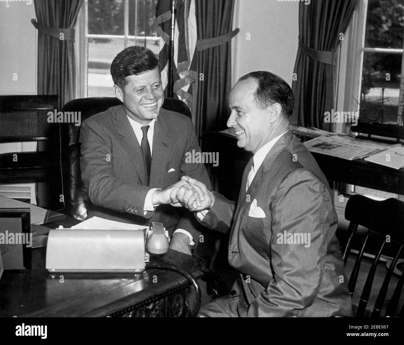 Rencontre avec l'ambassadeur-représentant des États-Unis auprès de l'Organisation des États américains (OEA) deLesseps S. Morrison, Sr., 9 h 56. Le président John F. Kennedy rencontre deLesseps S. Morrison, ambassadeur désigné des États-Unis auprès de l'Organisation des États américains (OEA) et maire de la Nouvelle-Orléans, Louisiane. Oval Office, Maison Blanche, Washington, D.C. Banque D'Images