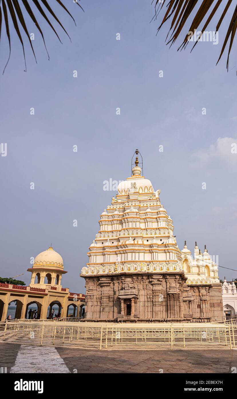 Bagalkot, Karnataka, Inde - 8 novembre 2013 : pierre brune avec vimanam blanc-jaune du temple de Sri Sangameshwar sous un paysage bleu. Banque D'Images