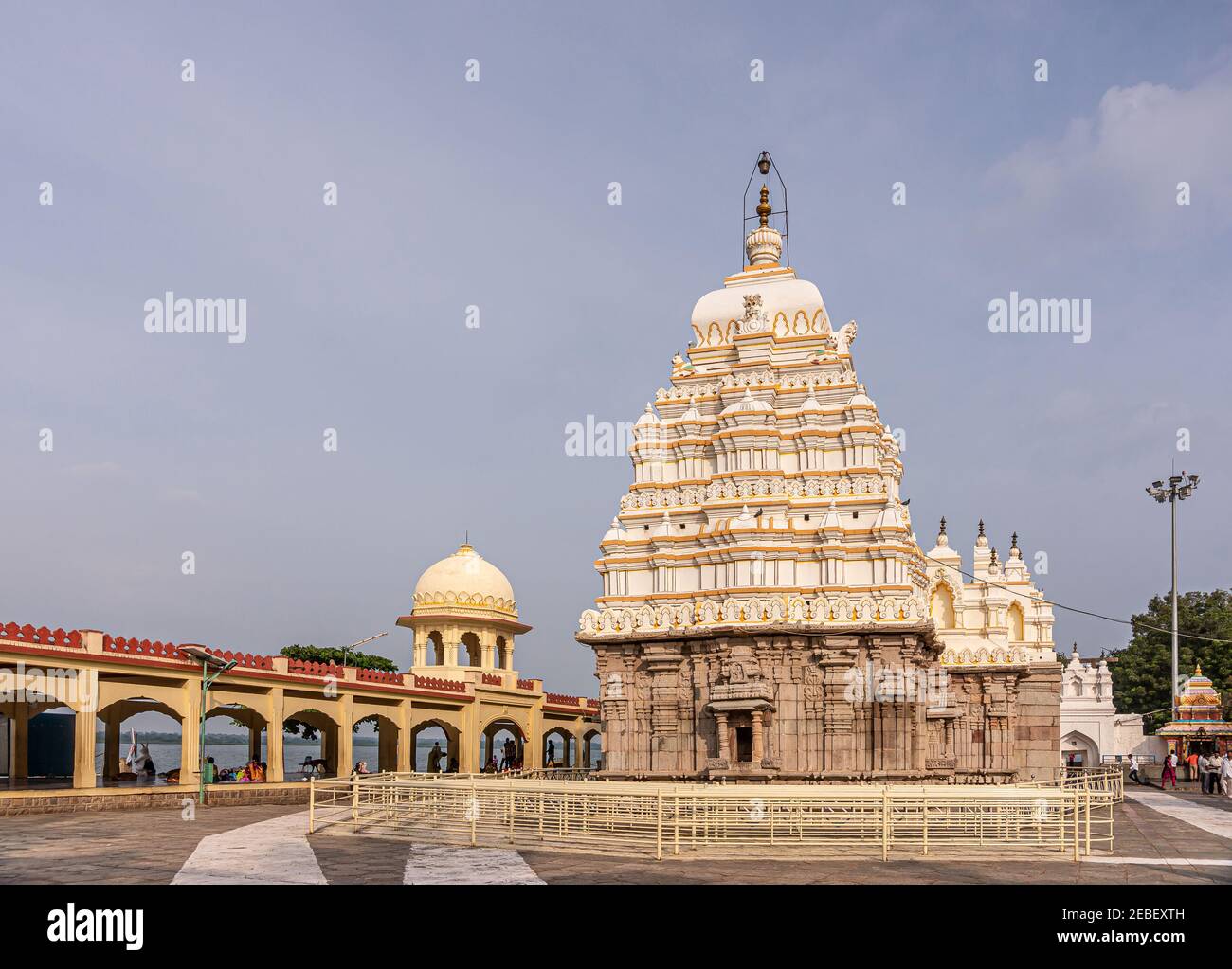 Bagalkot, Karnataka, Inde - 8 novembre 2013 : pierre brune avec vimanam blanc-jaune du temple de Sri Sangameshwar sous un paysage bleu et des gens aroun Banque D'Images