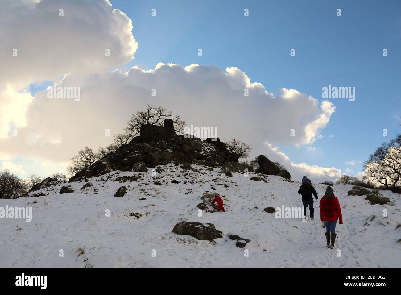 Amusez-vous en famille dans la neige à l'entrée de Robin Hoods Parc national du Peak District Banque D'Images