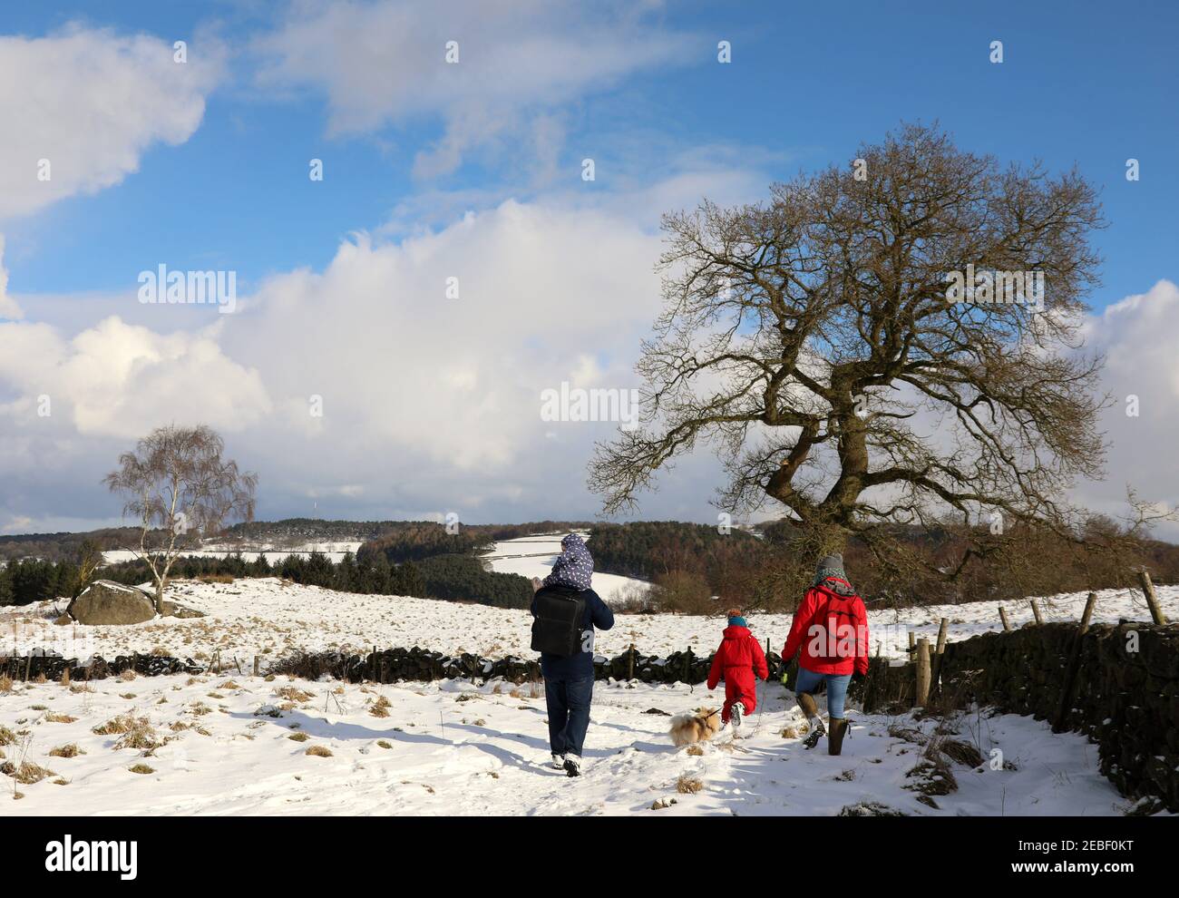 Promenade en famille près de Robin Hoods sur Limestone Way Dans le parc national du Derbyshire Peak District Banque D'Images