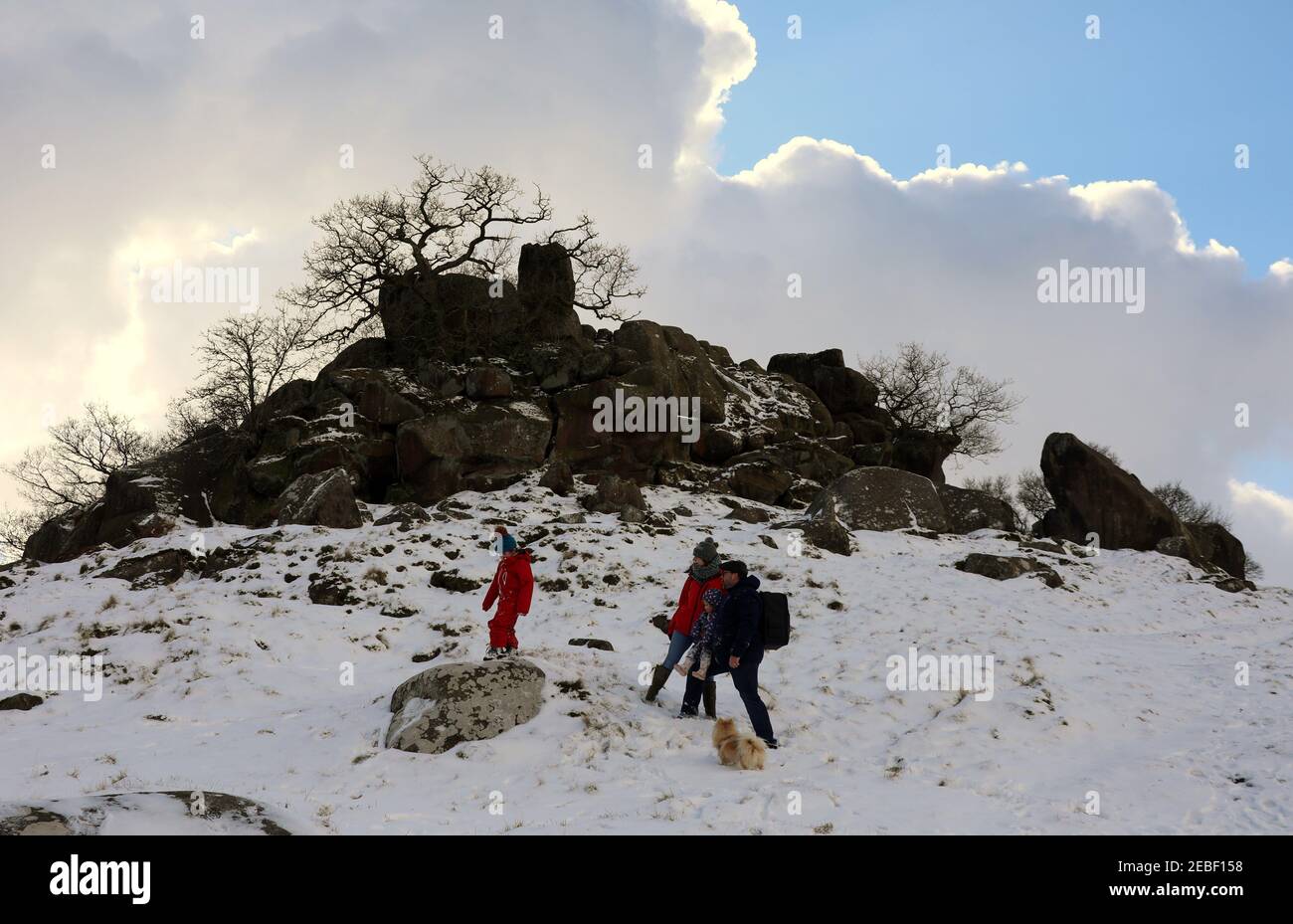 Amusez-vous en famille dans la neige à l'entrée de Robin Hoods Parc national du Peak District Banque D'Images