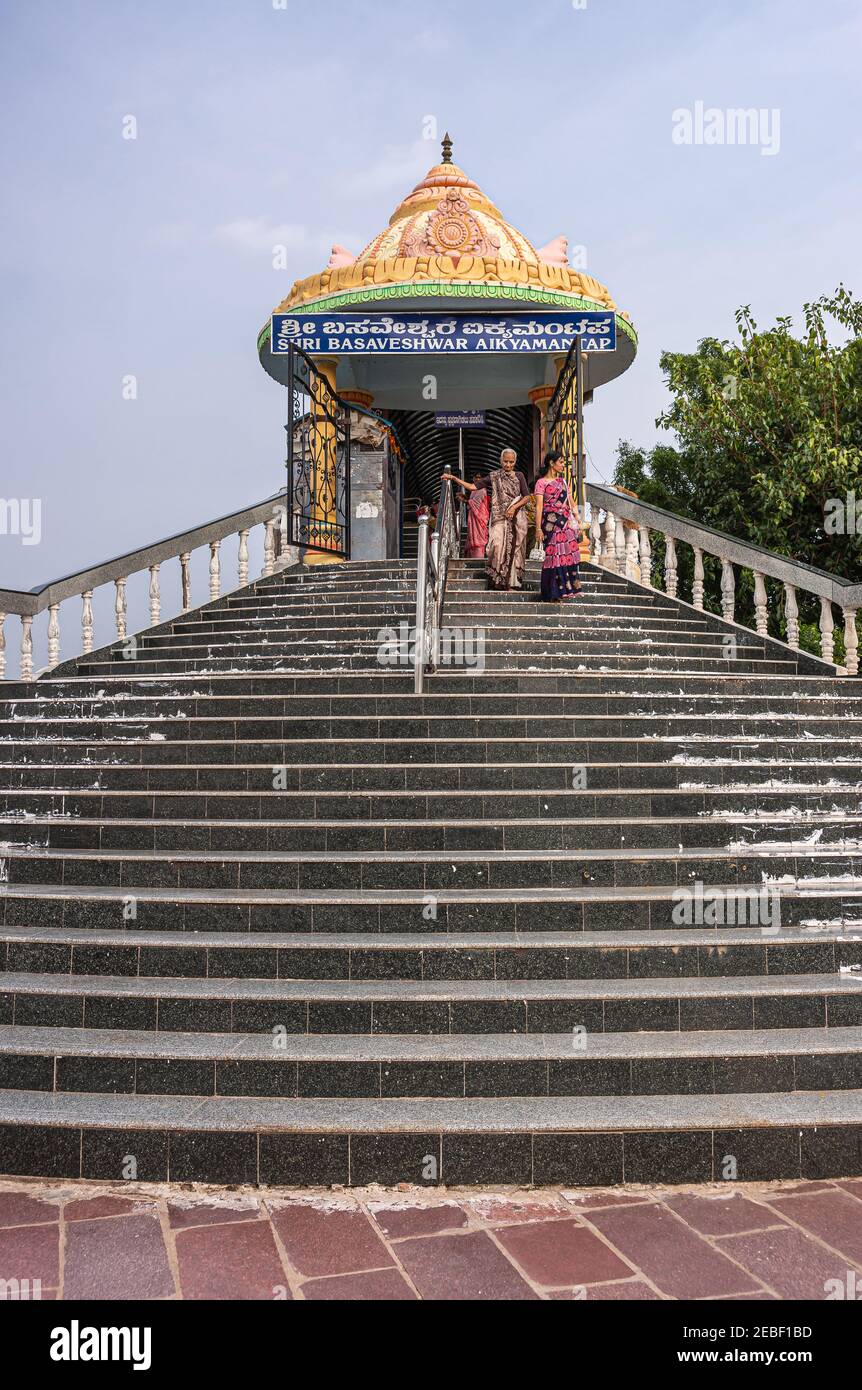 Bagalkot, Karnataka, Inde - 8 novembre 2013 : Temple de Sri Sangameshwar. Escalier en pierre grise menant au tunnel au-dessus de la rivière avec l'architecture colorée de l'entrée p Banque D'Images