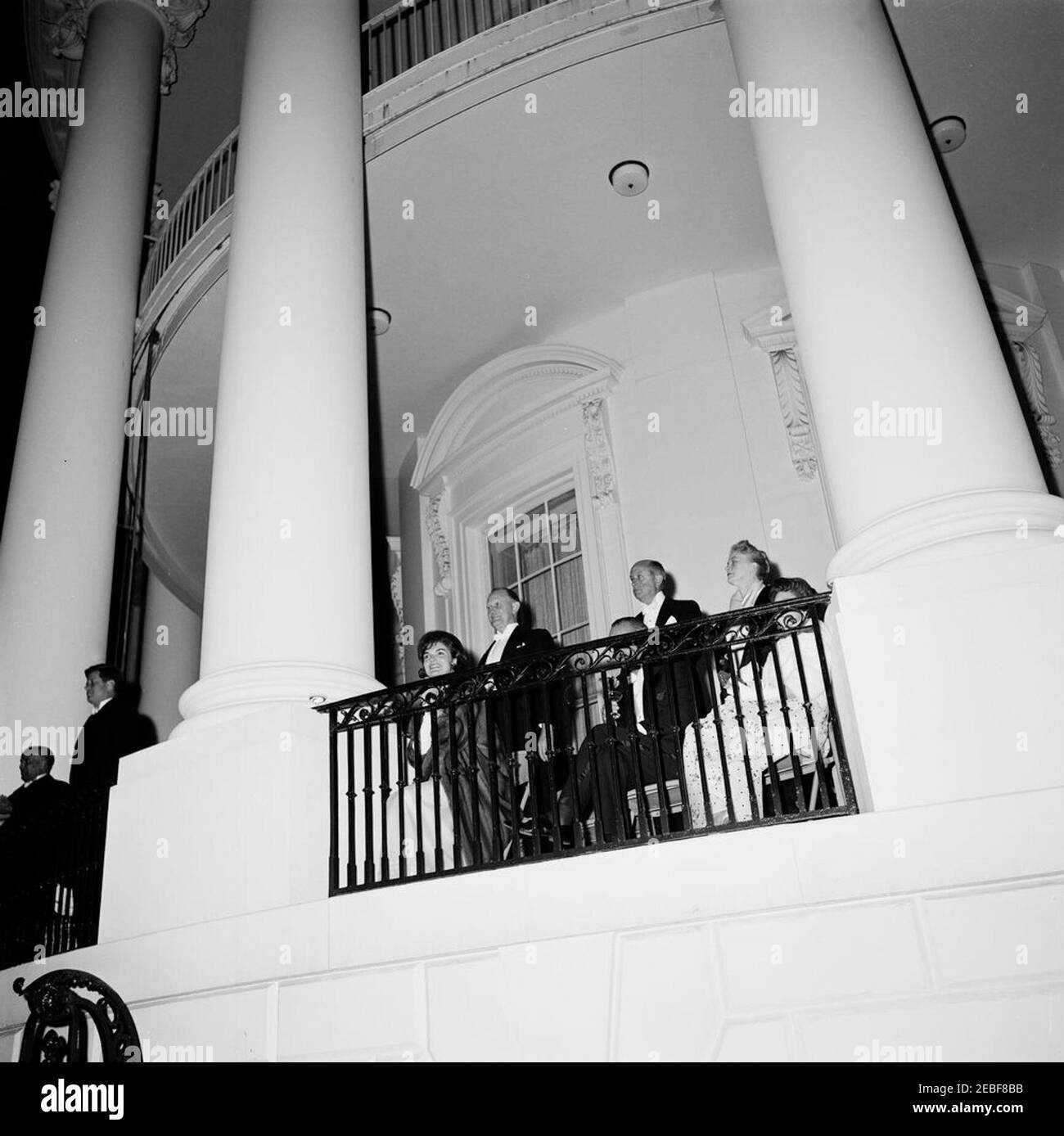 Dîner en l'honneur de Habib Bourguiba, Sr., Président de la Tunisie, 8 h 00. Dîner en l'honneur de Habib Bourguiba, Sr., Président de la Tunisie. Sur le balcon du Portico Sud, face à South Lawn (L-R): Président Bourguiba; président John F. Kennedy; première dame Jacqueline Kennedy; secrétaire du Trésor, C. Douglas Dillon; autres non identifiés. White House, Washington, D.C. Banque D'Images