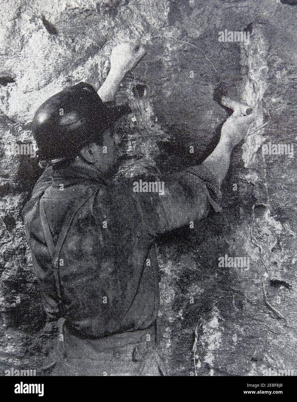 Une photographie de presse d'un travailleur qui a inséré des charges explosives sous terre à l'ancienne mine d'anyhydrite à Billingha, dans le nord de l'Angleterre. L'anhydrite (sulfate de calcium) a été extraite à Billingham de 1927 à 1971 sur une période de 44 ans , obtenant plus de 33 millions de tonnes. Seulement 50 % du minerai a été extrait avant la fermeture de la mine. Banque D'Images