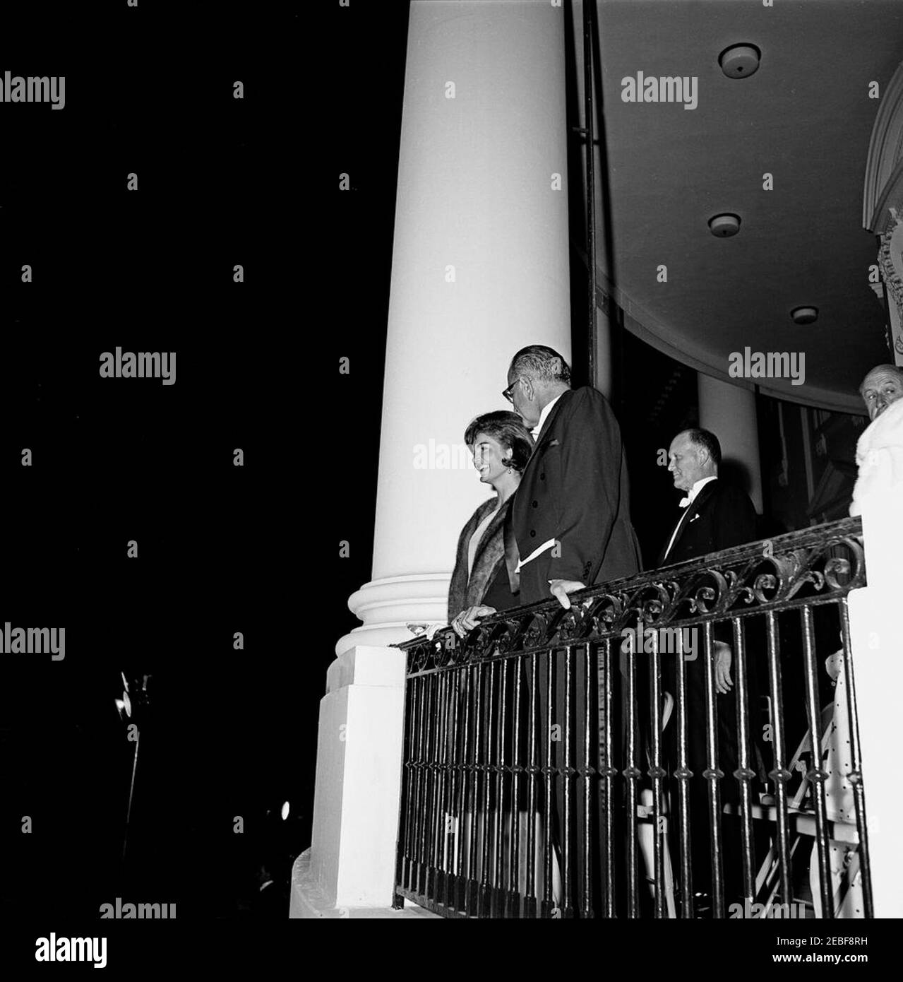 Dîner en l'honneur de Habib Bourguiba, Sr., Président de la Tunisie, 8 h 00. Dîner en l'honneur de Habib Bourguiba, Sr., Président de la Tunisie. De gauche à droite : première dame Jacqueline Kennedy; vice-présidente Lyndon B. Johnson; secrétaire au Trésor, C. Douglas Dillon. South Portico Balcony, Maison Blanche, Washington, D.C. Banque D'Images