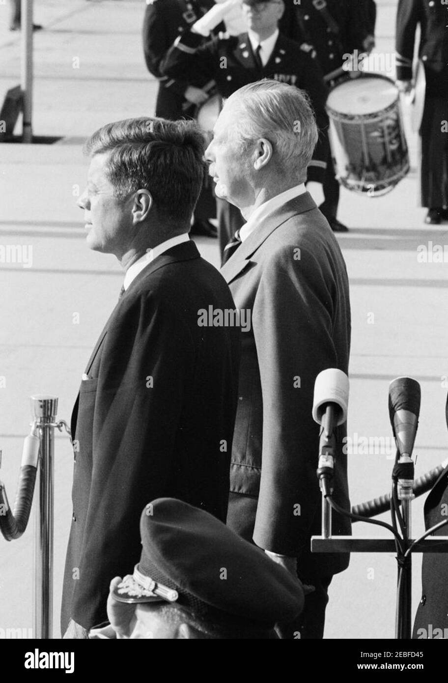 Cérémonies d'arrivée pour Harold Macmillan, Premier ministre de Grande-Bretagne, 4 h 50. Le président John F. Kennedy (à gauche) et le premier ministre de Grande-Bretagne, Harold Macmillan, sont présents sur la plate-forme de révision lors des cérémonies d'arrivée en l'honneur du premier ministre Macmillan. Andrews Air Force base, Maryland. Banque D'Images