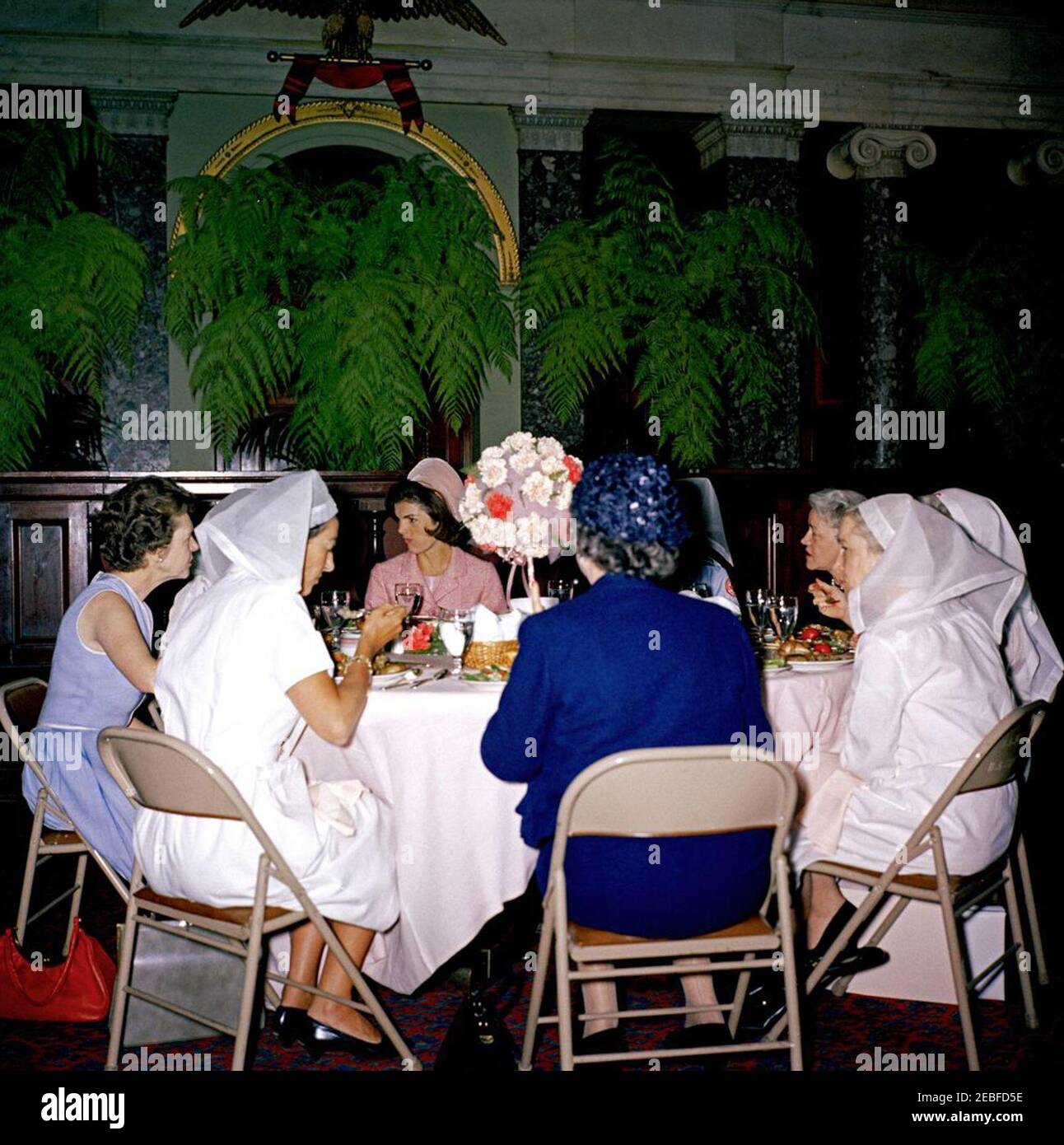 La première dame Jacqueline Kennedy (JBK) assiste au déjeuner de l'unité des femmes de la Croix-Rouge du Sénat. La première dame Jacqueline Kennedy assiste à un déjeuner pour des membres de l'unité des femmes de la Croix-Rouge du Sénat dans l'ancienne chambre de la Cour suprême, bâtiment du Capitole des États-Unis, Washington, D.C., l'unité de la Croix-Rouge (également connue sous le nom de u201cLadies des Senateu201d) est composée des épouses des membres du Sénat américain. De gauche à droite : sénateur Maurine Neuberger (Oregon); Noel Clark (épouse du sénateur Joseph S. Clark de Pennsylvanie); Mme Kennedy; OIT Browne Wallace (épouse de l'ancien vice-président Henry A. Wallace); Lady Bird John Banque D'Images