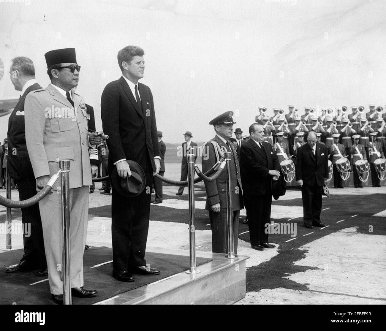 Cérémonies d'arrivée pour Sukarno, Président de l'Indonésie, 9 h 30. Le Président John F. Kennedy est accompagné du Président de l'Indonésie Ahmed Sukarno à la base aérienne d'Andrews, Maryland. Le sous-secrétaire d'État,