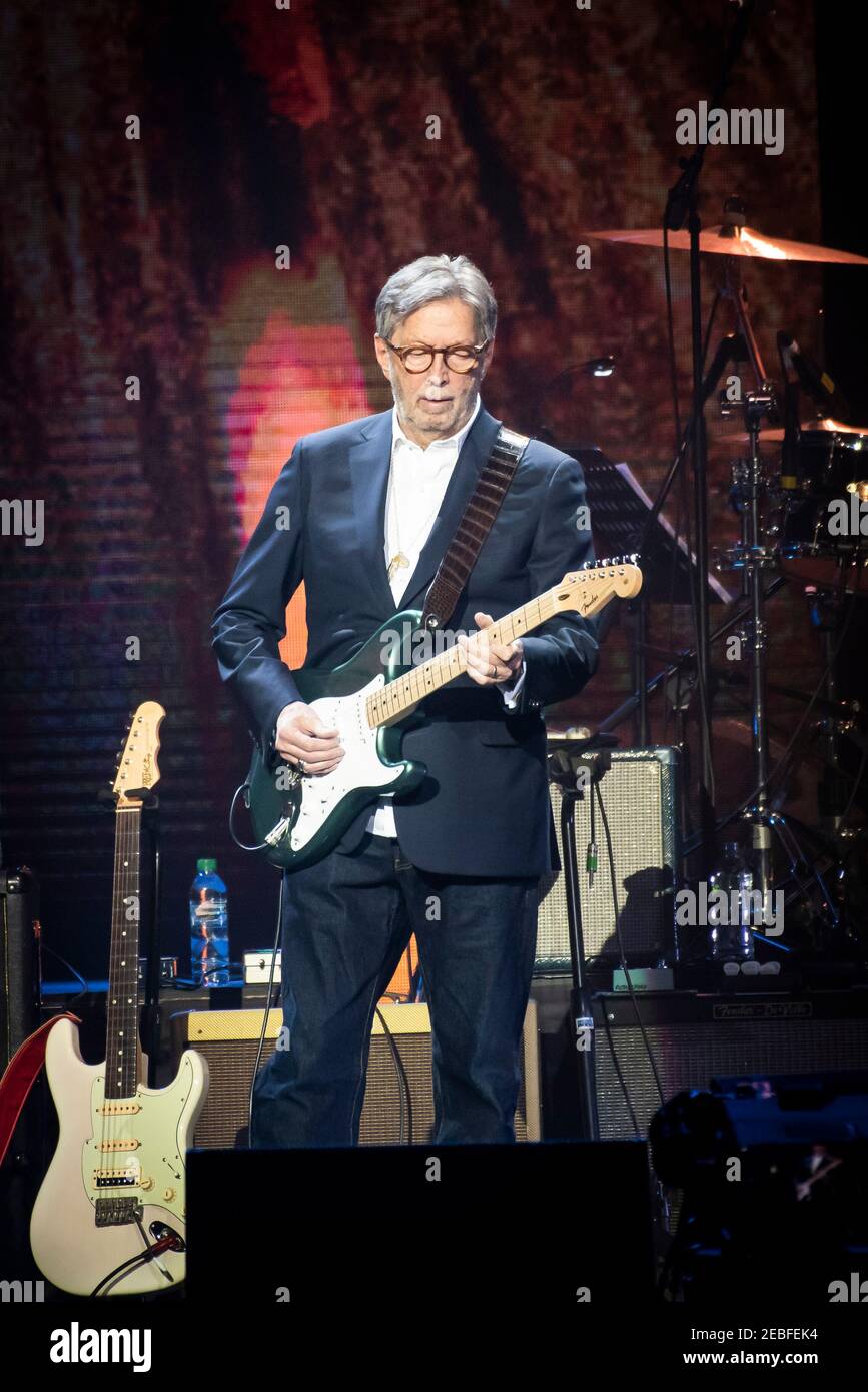 Eric Clapton joue en direct pendant le concert Music for Marsden à l'O2 Arena de Greenwich, Londres. Banque D'Images