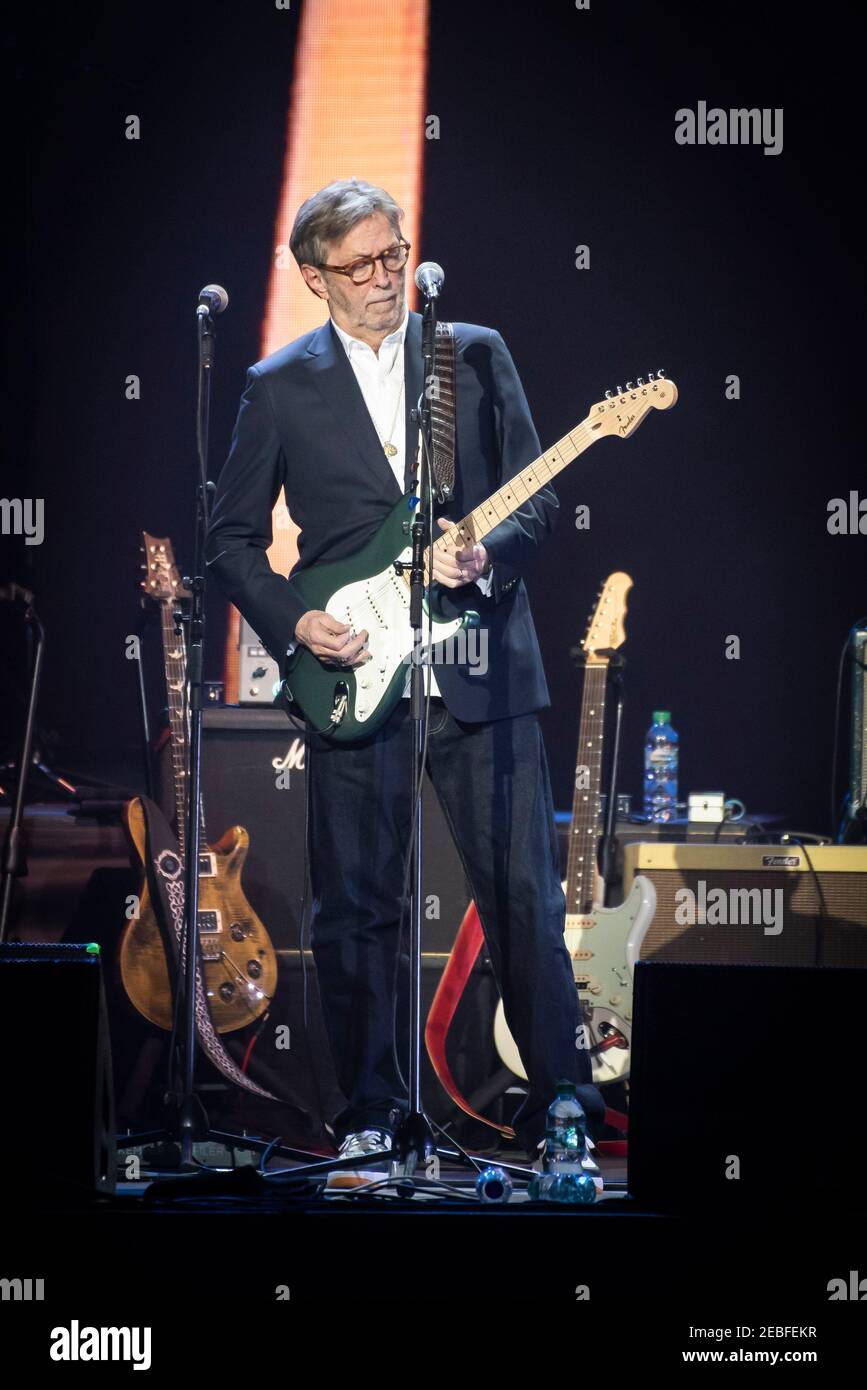 Eric Clapton joue en direct pendant le concert Music for Marsden à l'O2 Arena de Greenwich, Londres. Banque D'Images