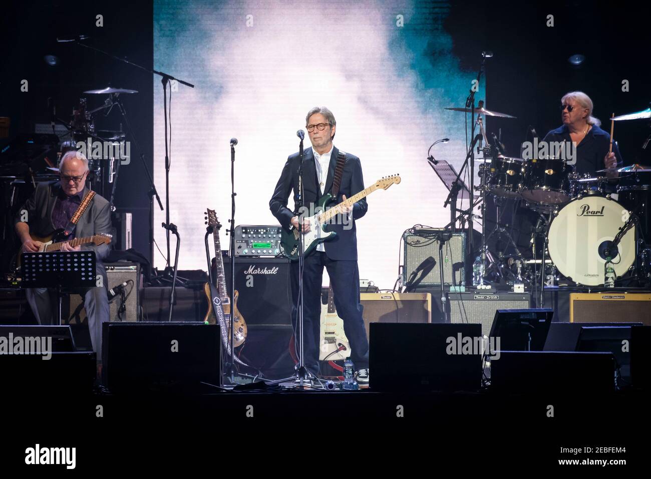 Eric Clapton joue en direct pendant le concert Music for Marsden à l'O2 Arena de Greenwich, Londres. Banque D'Images