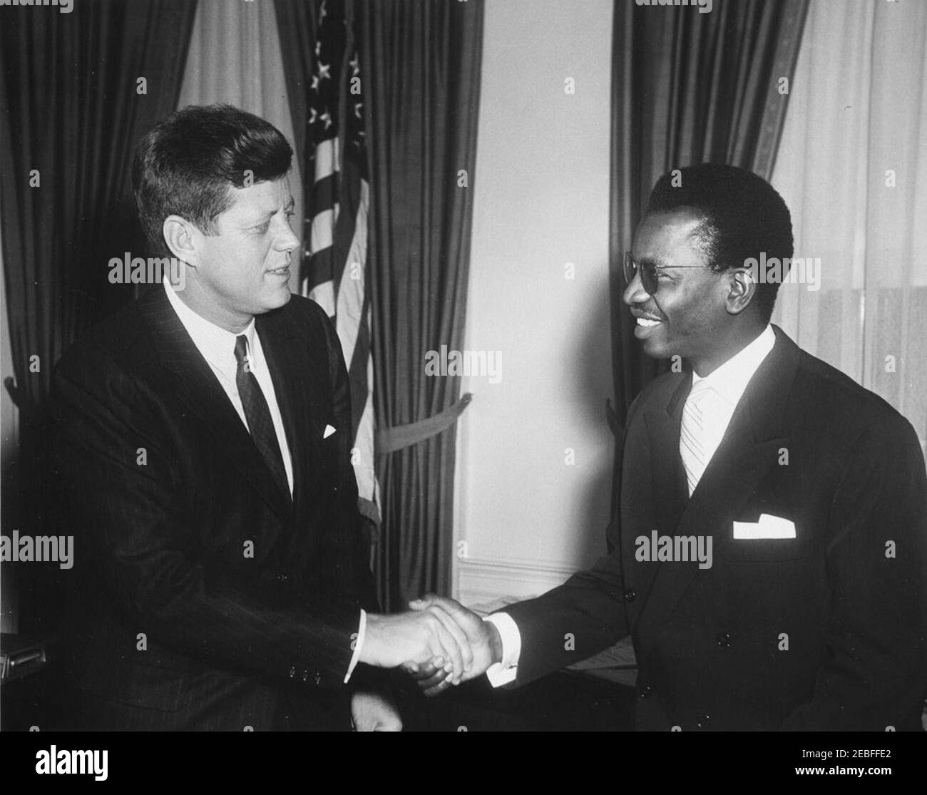 Rencontre avec l'Ambassadeur de la République de haute-Volta, Frédéric  Guirma, 3 h 18. Le Président John F. Kennedy rencontre l'Ambassadeur de la  haute Volta aux États-Unis Volta Fru00e9du00e9ric Fernand Guirma dans le