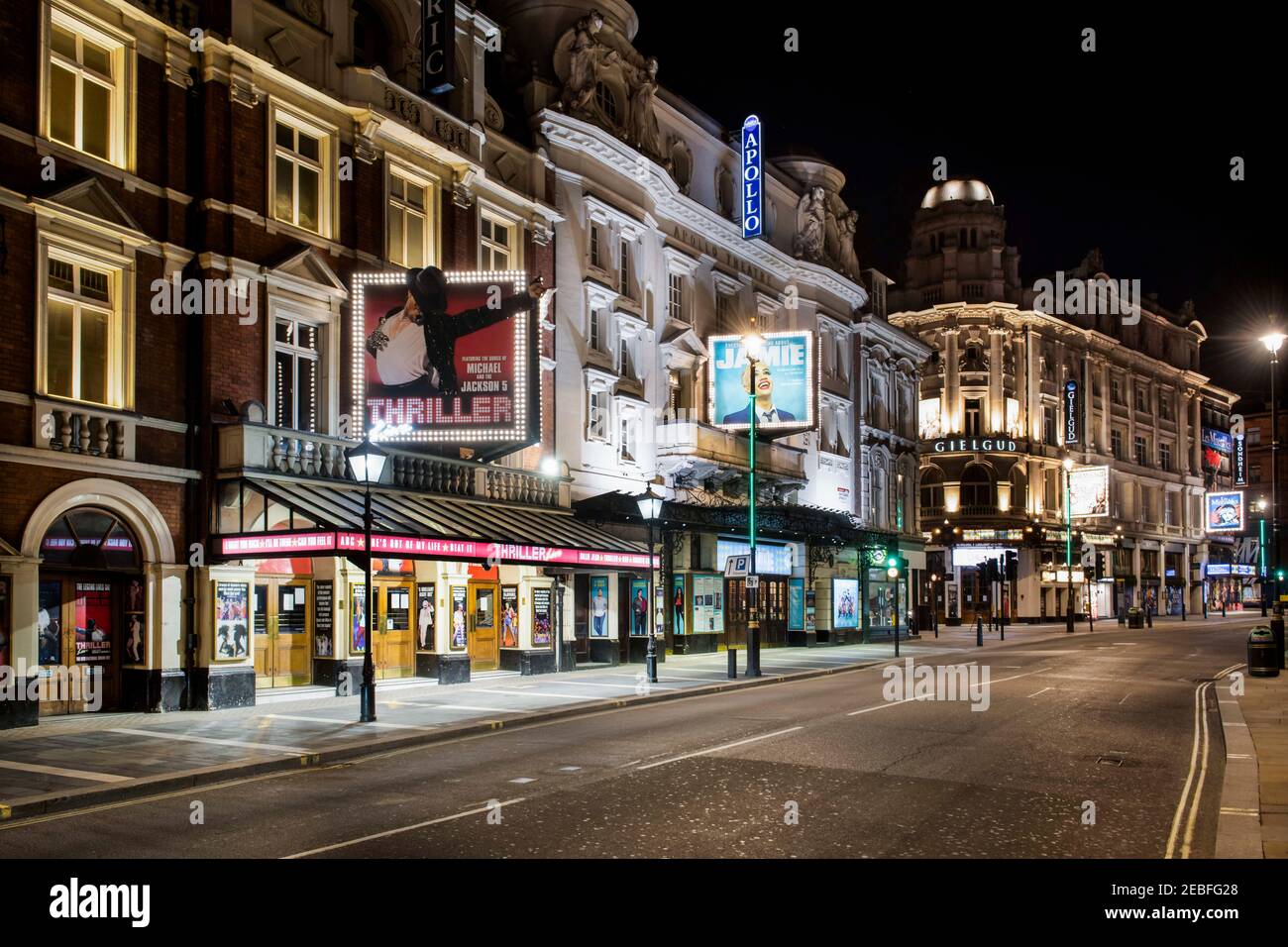 Une vue nocturne d'une avenue Shaftesbury vide, y compris les théâtres West End Lyric, Apollo et Gielgud, tous fermés en raison de la pandémie de Covid-19, et peu susceptibles d'ouvrir bientôt à moins que les directives du gouvernement changent, Londres. Banque D'Images