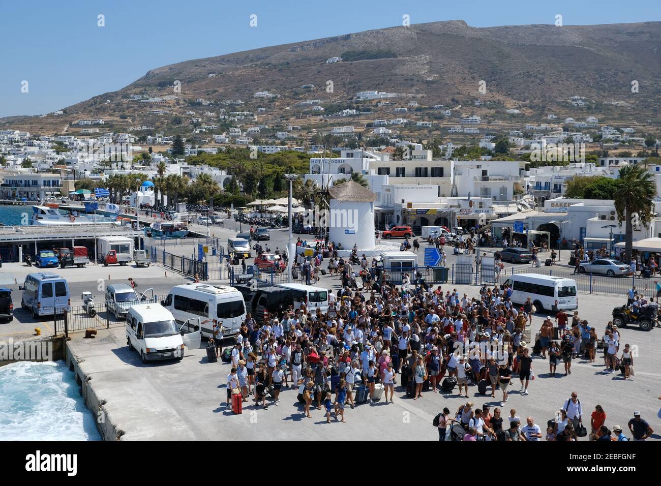 Paros, Grèce - 18 août 2018 : les touristes attendent de prendre un ferry au port de Paros en Grèce Banque D'Images