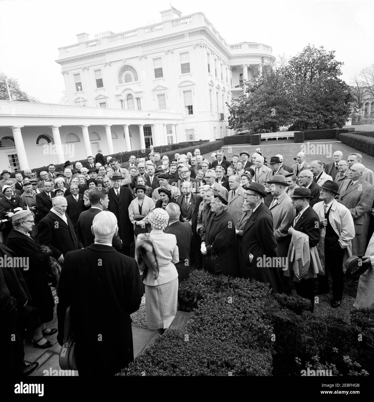 Visite des membres d'un groupe maçonnique, 10:25. Le Président John F. Kennedy accueille un groupe de francs-maçons dans le jardin des roses, à la Maison Blanche, à Washington, D.C., le groupe a représenté la huitième Conférence internationale du Conseil suprême de la franc-maçonnerie, et vient de terminer une visite de la Maison Blanche. Banque D'Images