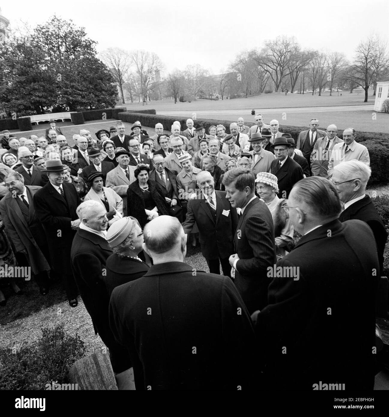 Visite des membres d'un groupe maçonnique, 10:25. Le Président John F. Kennedy accueille un groupe de francs-maçons dans le jardin des roses, à la Maison Blanche, à Washington, D.C., le groupe a représenté la huitième Conférence internationale du Conseil suprême de la franc-maçonnerie, et vient de terminer une visite de la Maison Blanche. Banque D'Images