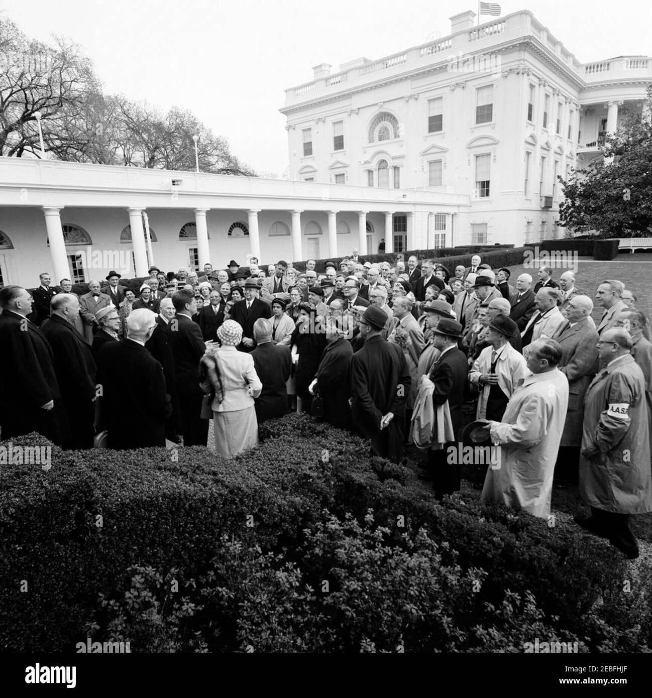 Visite des membres d'un groupe maçonnique, 10:25. Le Président John F. Kennedy accueille un groupe de francs-maçons dans le jardin des roses, à la Maison Blanche, à Washington, D.C., le groupe a représenté la huitième Conférence internationale du Conseil suprême de la franc-maçonnerie, et vient de terminer une visite de la Maison Blanche. Le chef de la police de la Maison Blanche, le major Ralph C. u0022Smokeyu0022 Stover, se trouve à l'arrière à gauche. Banque D'Images