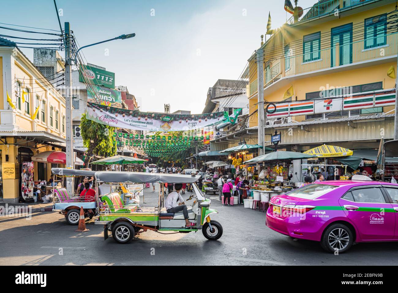 Étals bordant la route Khaosan à Bangkok, Thaïlande. Banque D'Images