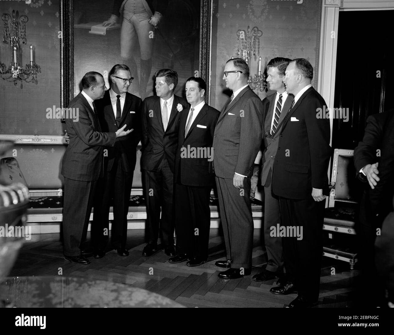 Café du Congrès (Maison), 5:45. Café du Congrès (Chambre des représentants). G-D: Homme non identifié; membre du Congrès John A. Blatnik (Minnesota); président John F. Kennedy (avec un bandage au-dessus de son œil gauche); membre du Congrès Alvin E. Ou2019Konski (Wisconsin); membre du Congrès John P. Saylor (Pennsylvanie); membre du Congrès John V. Lindsay (New York); homme non identifié. Blue Room, White House, Washington, D.C.rnrn Banque D'Images